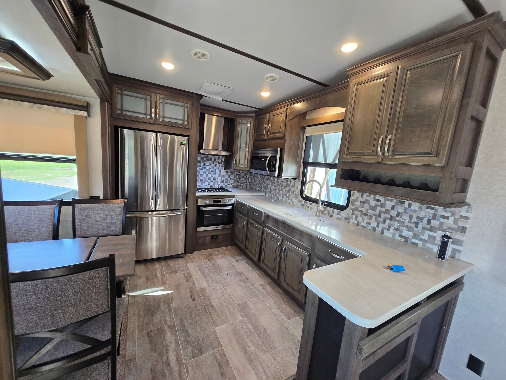 2019 Keystone Montana 3701LK — photo 8 of 14