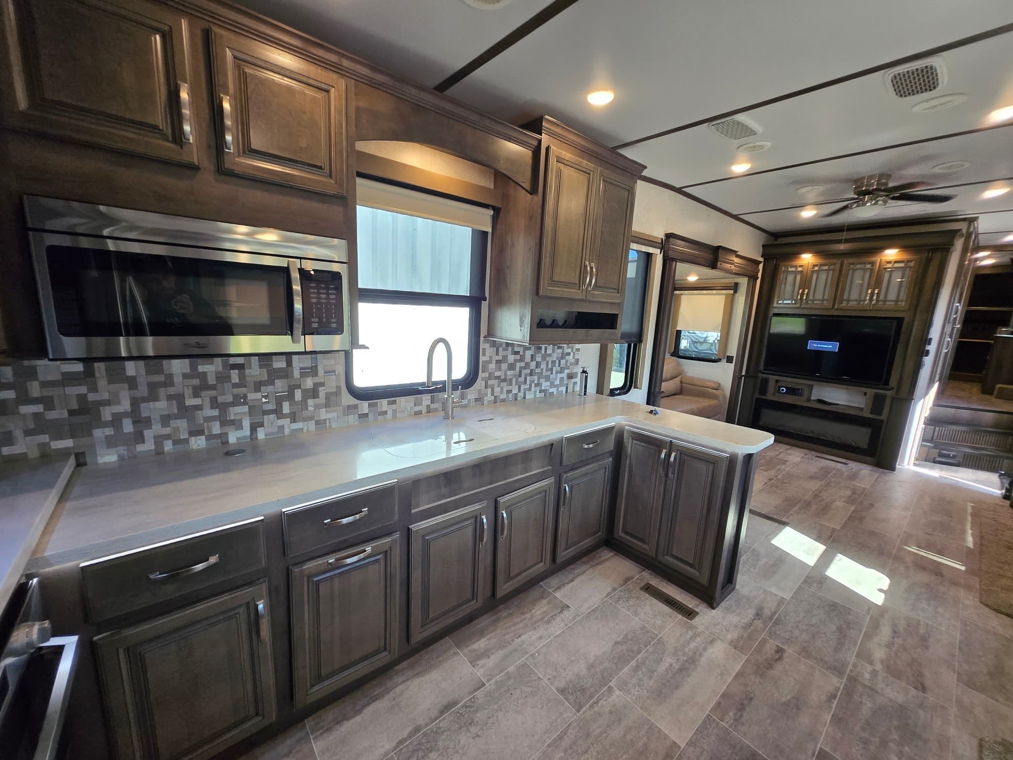 2019 Keystone Montana 3701LK — photo 9 of 14
