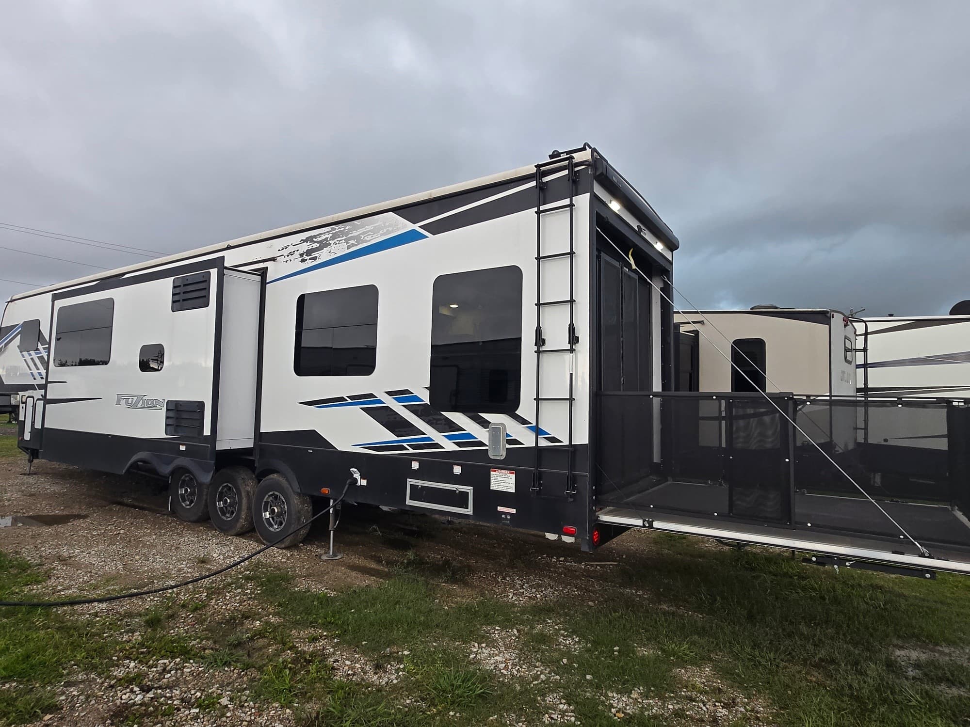 2022 Keystone Fuzion 429 — photo 4 of 21