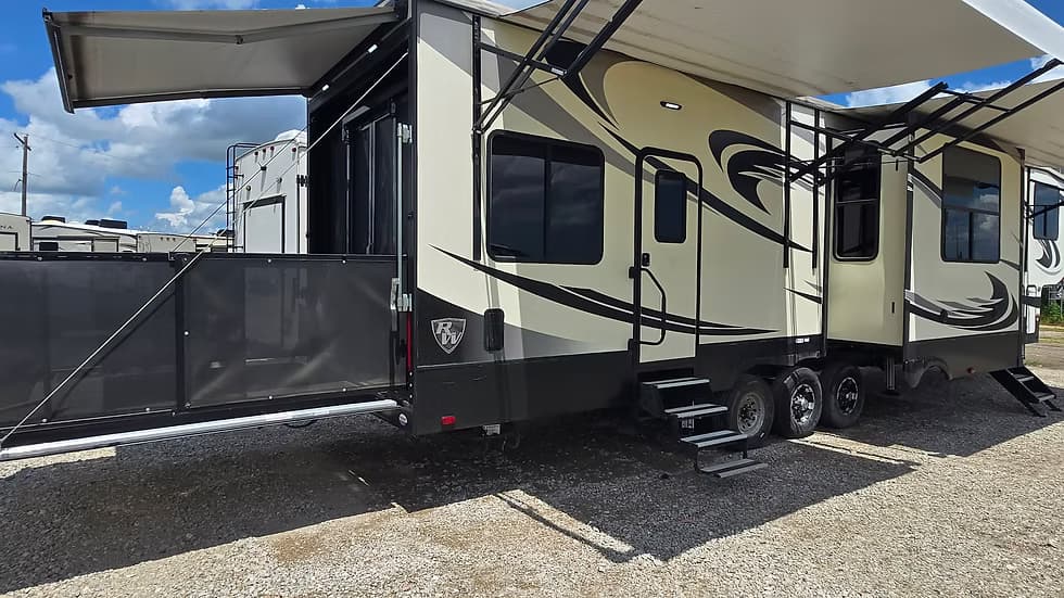 2019 Heartland Road Warrior 396rw — photo 4 of 16