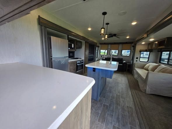 2020 Palomino Puma 37PFL — photo 7 of 15