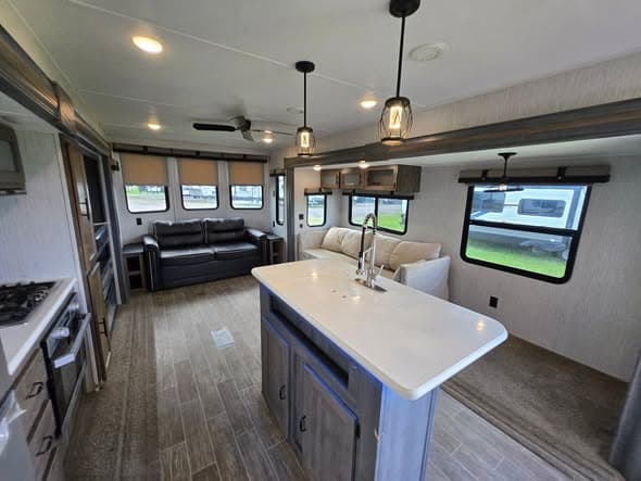 2020 Palomino Puma 37PFL — photo 8 of 15