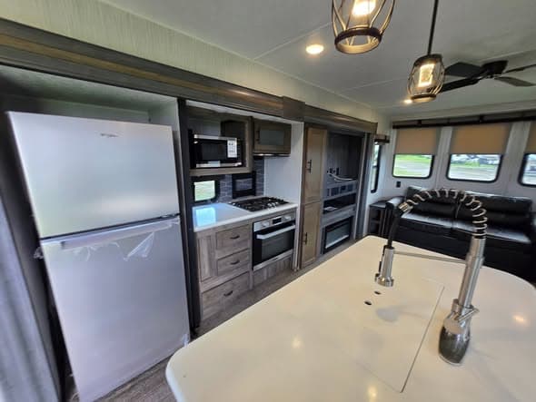 2020 Palomino Puma 37PFL — photo 10 of 15