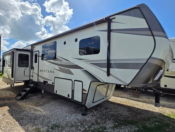 2020 Keystone Montana 3811MS — photo 4 of 17