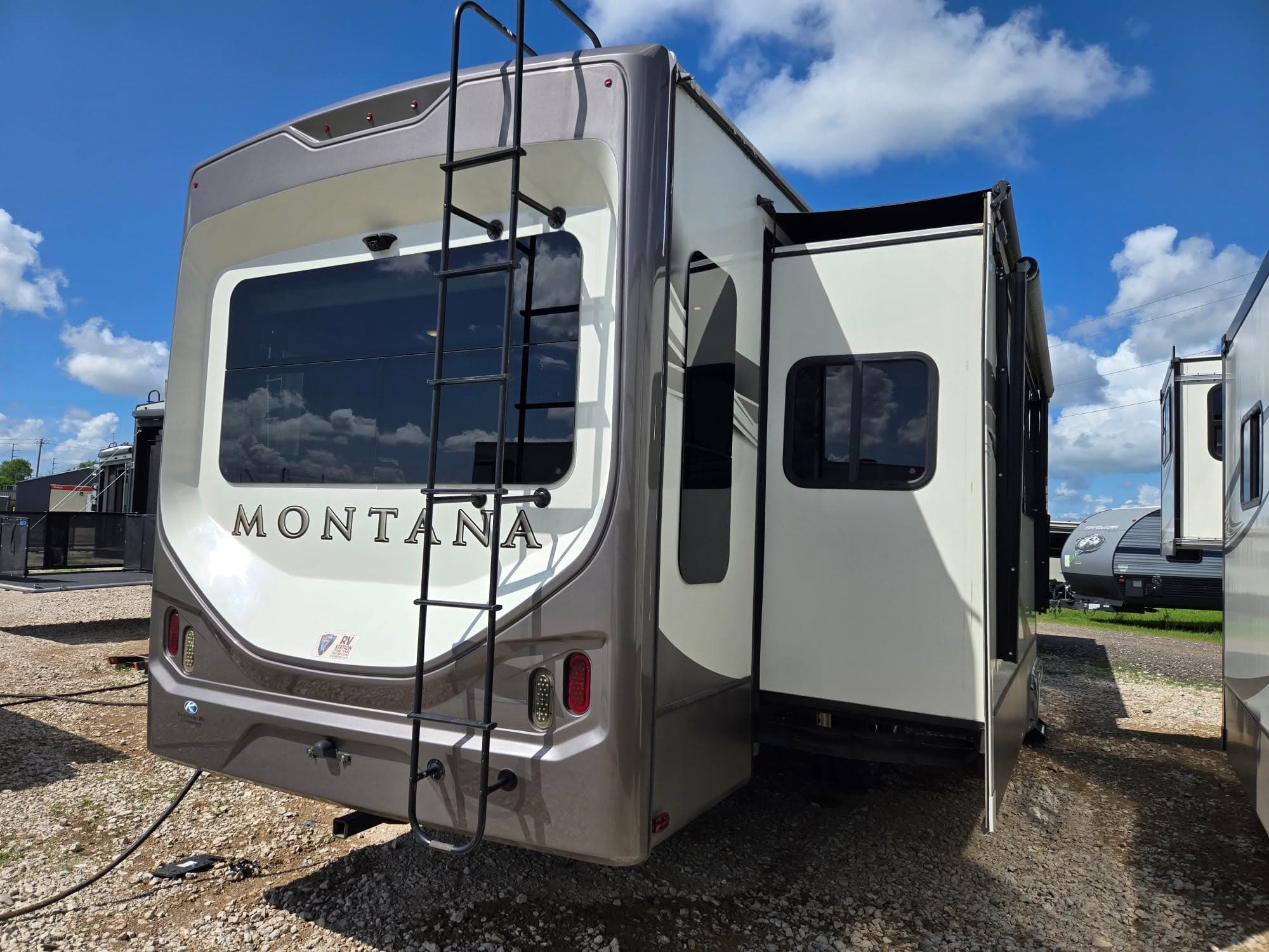2020 Keystone Montana 3811MS — photo 5 of 17