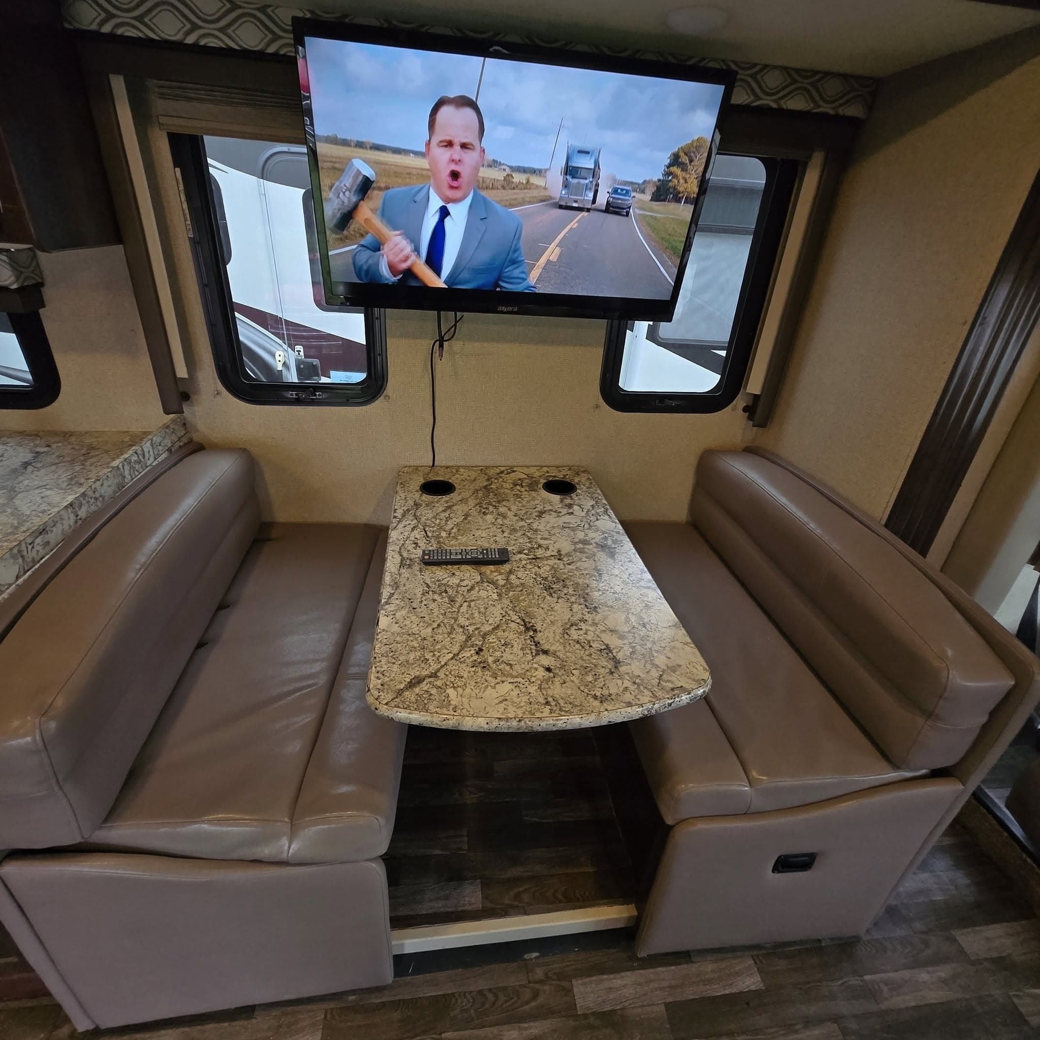 2018 Thor Freedom A30 — photo 12 of 21