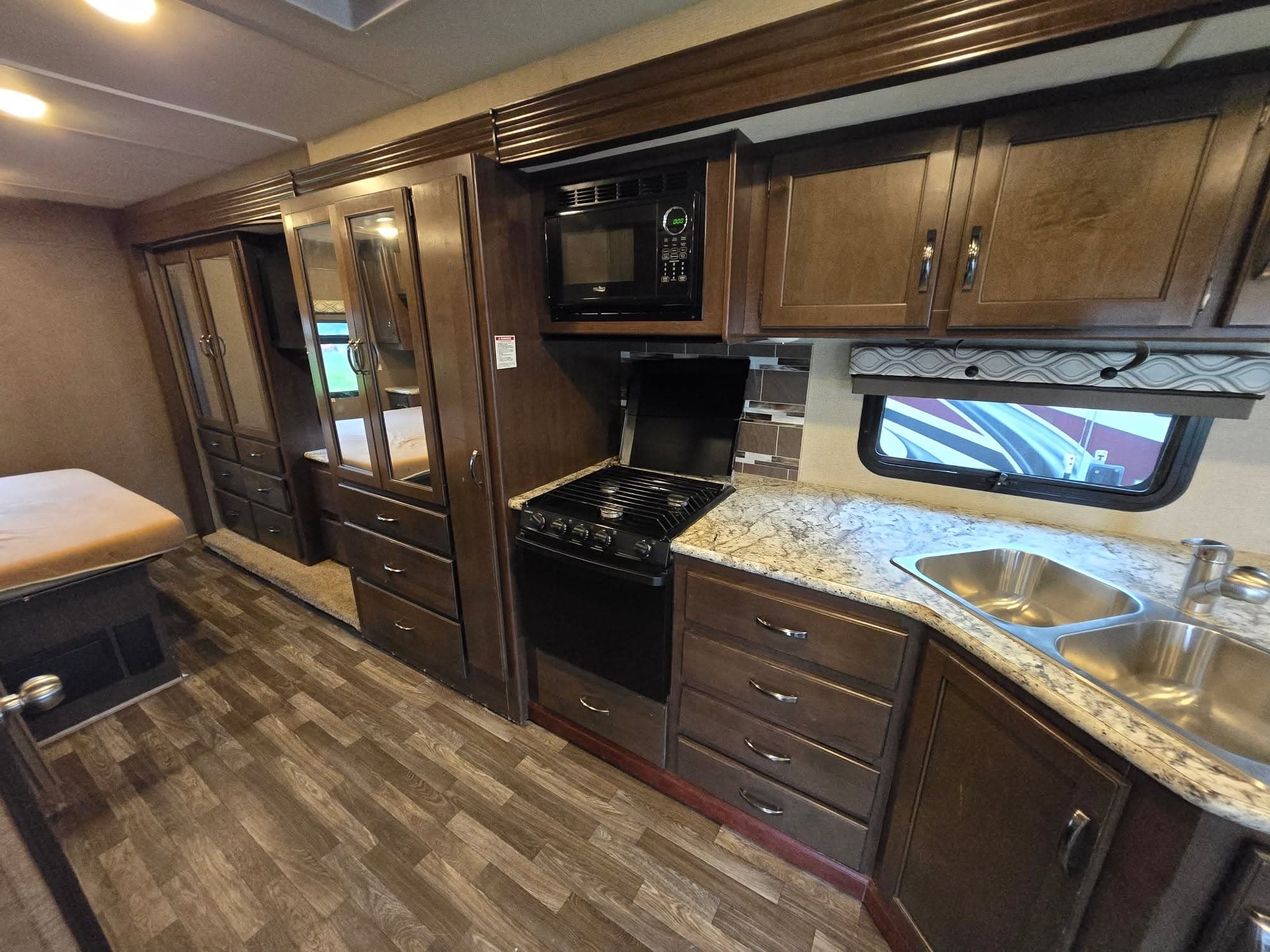 2018 Thor Freedom A30 — photo 18 of 21