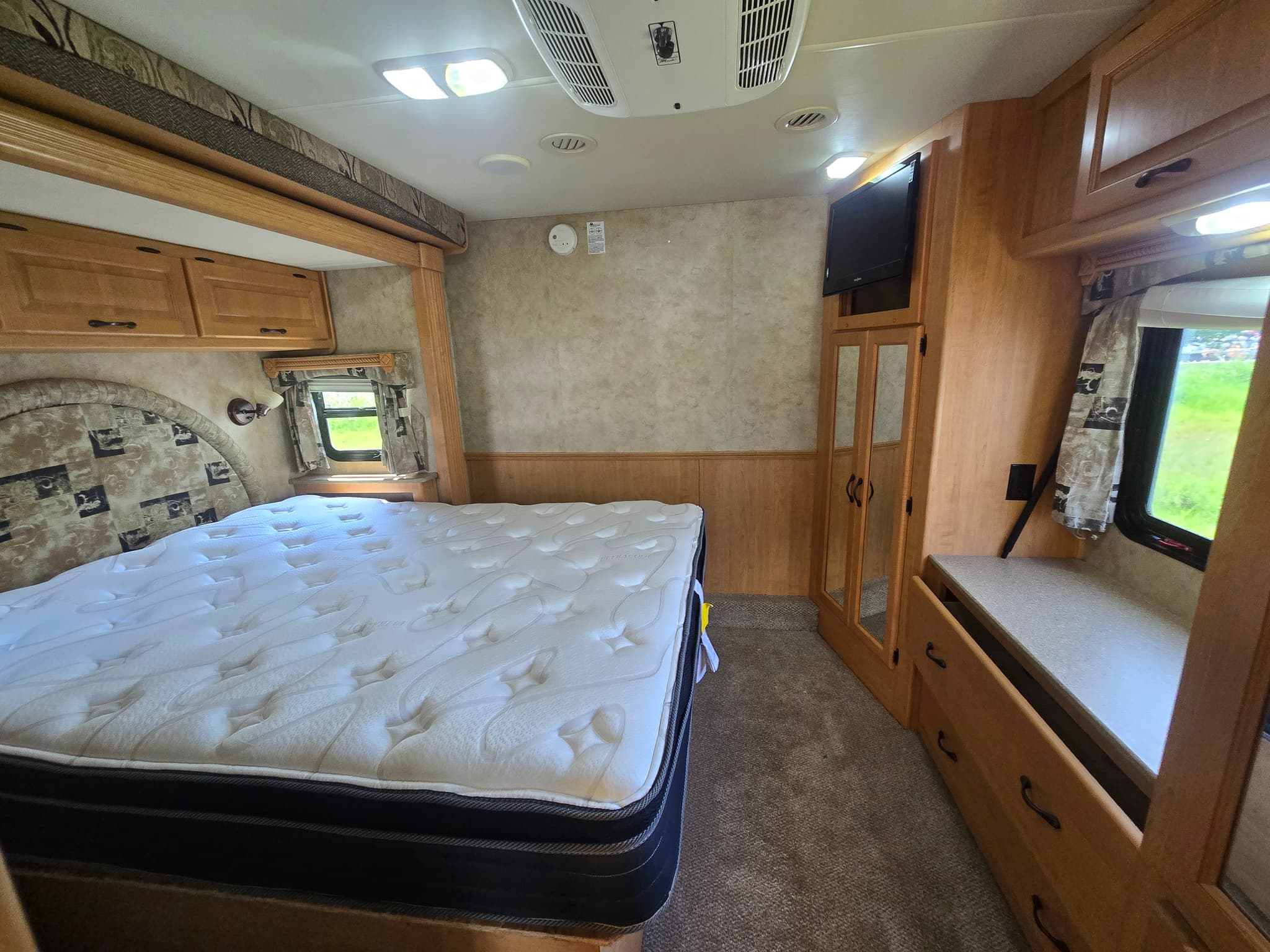 2008 Damon Challenger 355 — photo 17 of 19