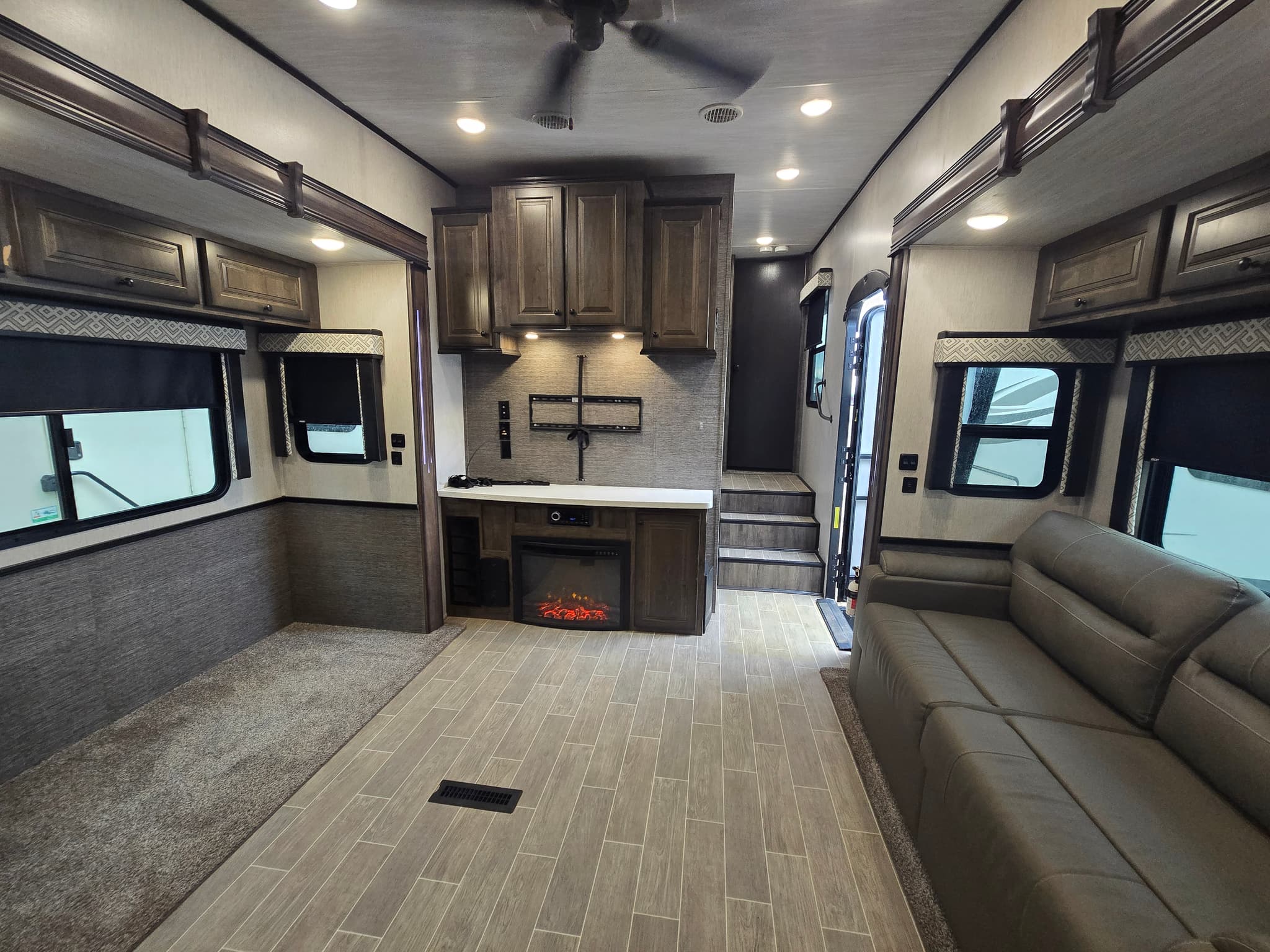 2019 Heartland BigHorn 39RK — photo 9 of 21