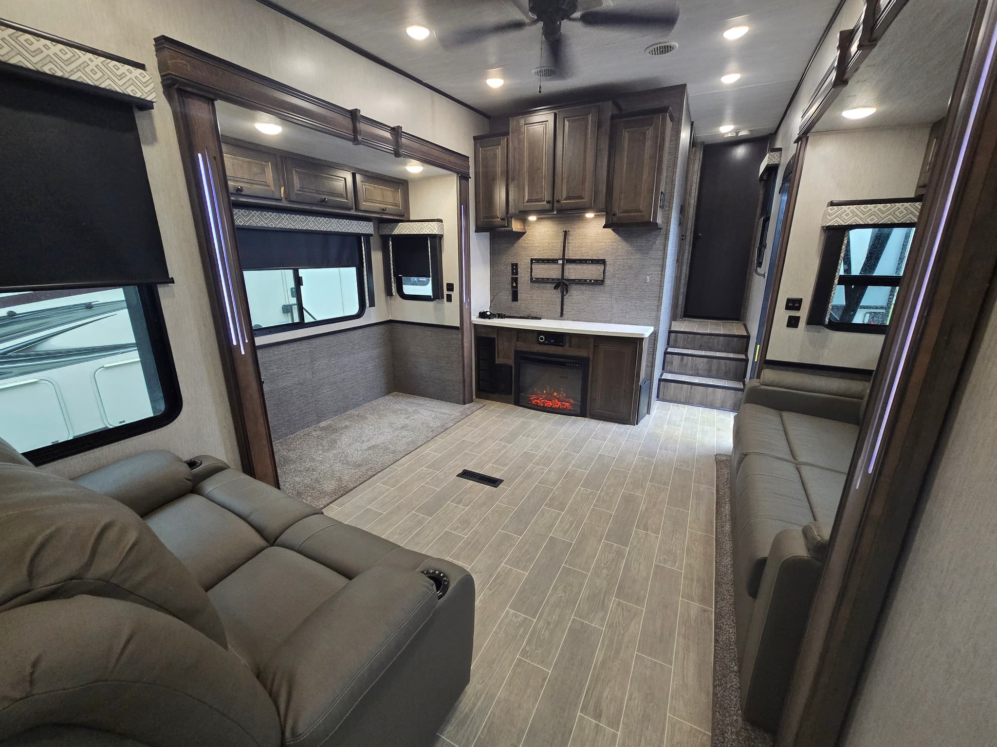 2019 Heartland BigHorn 39RK — photo 10 of 21
