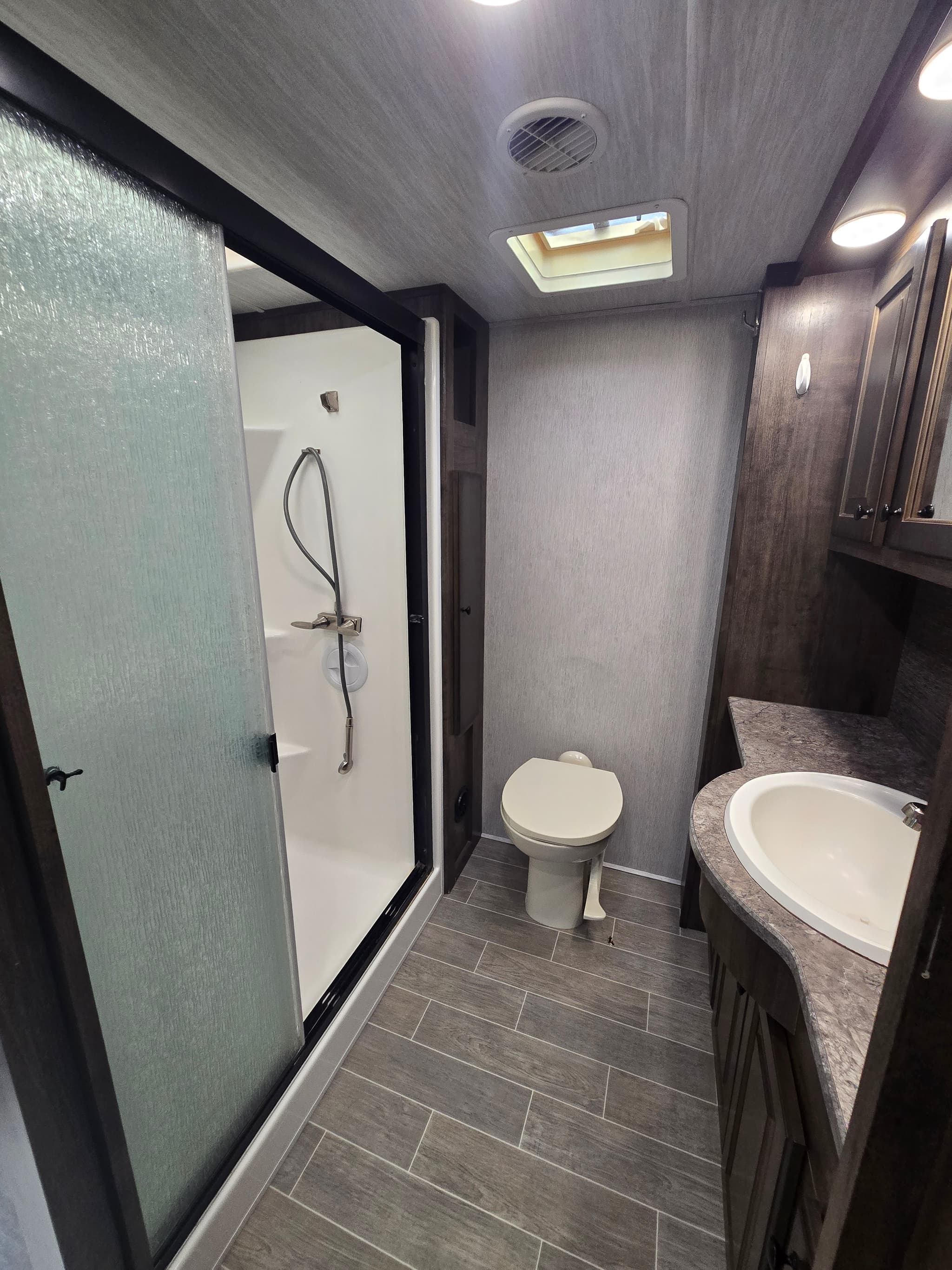2019 Heartland BigHorn 39RK — photo 14 of 21