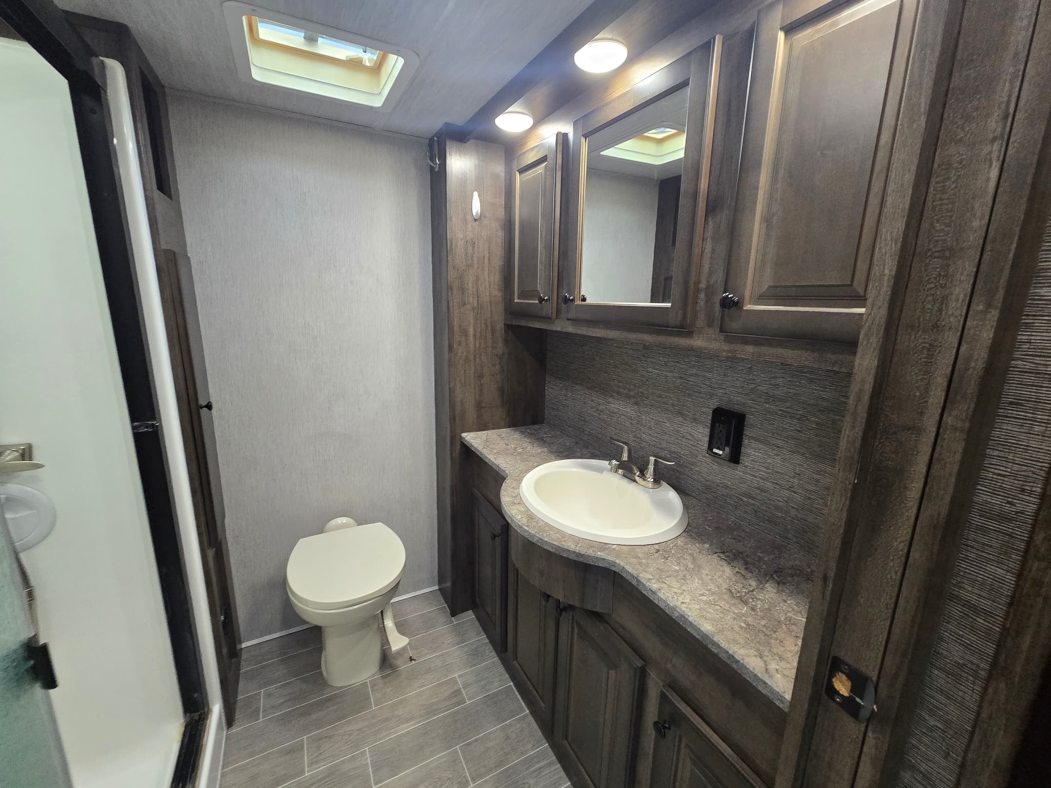 2019 Heartland BigHorn 39RK — photo 15 of 21