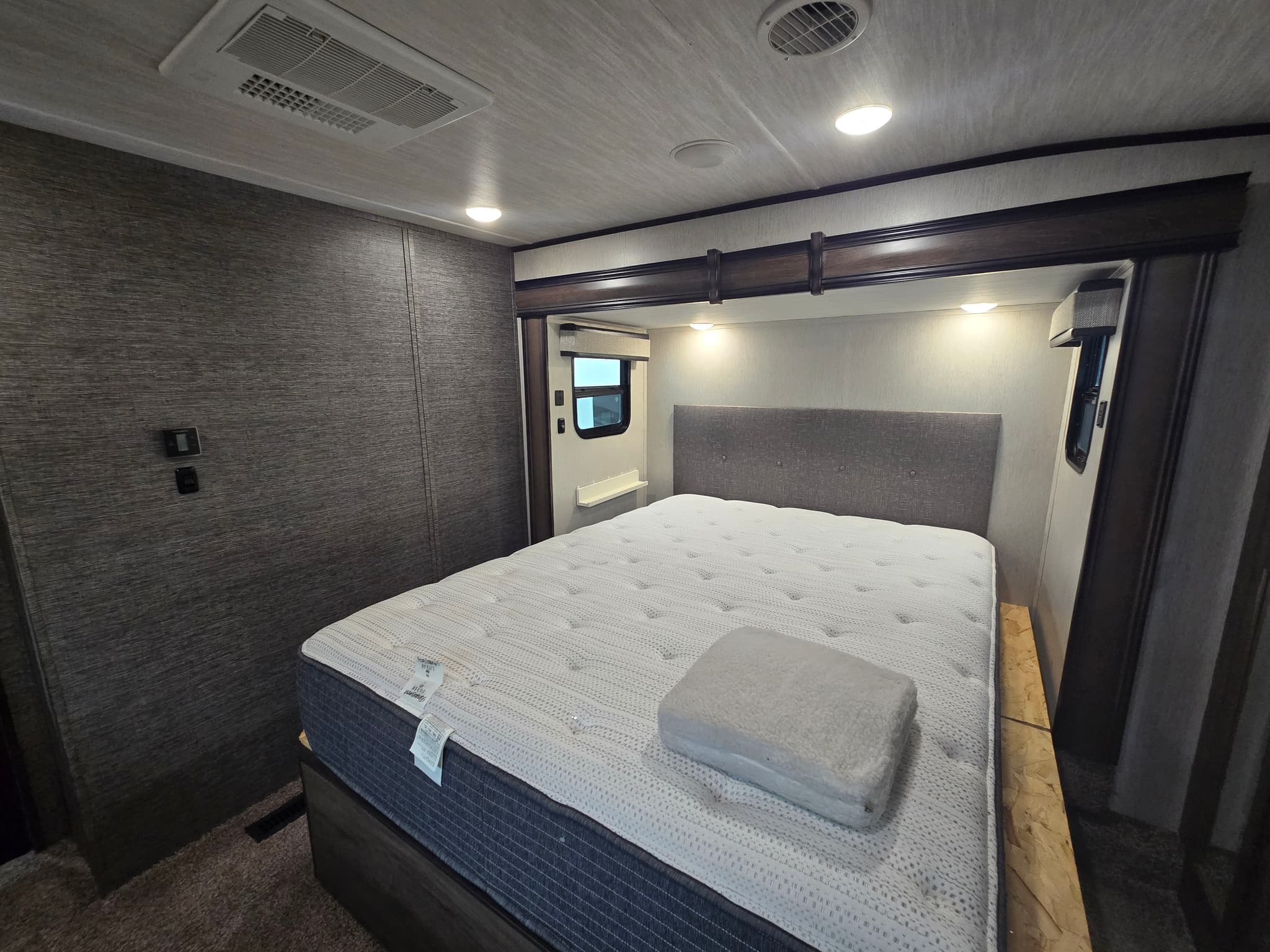 2019 Heartland BigHorn 39RK — photo 17 of 21