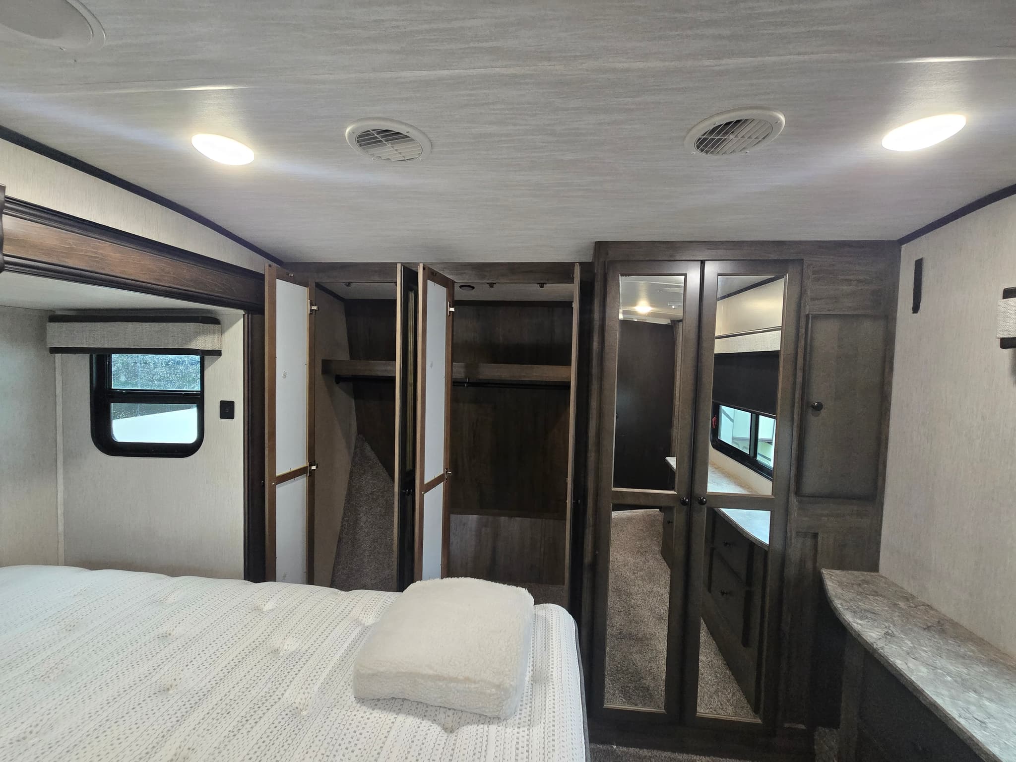 2019 Heartland BigHorn 39RK — photo 19 of 21
