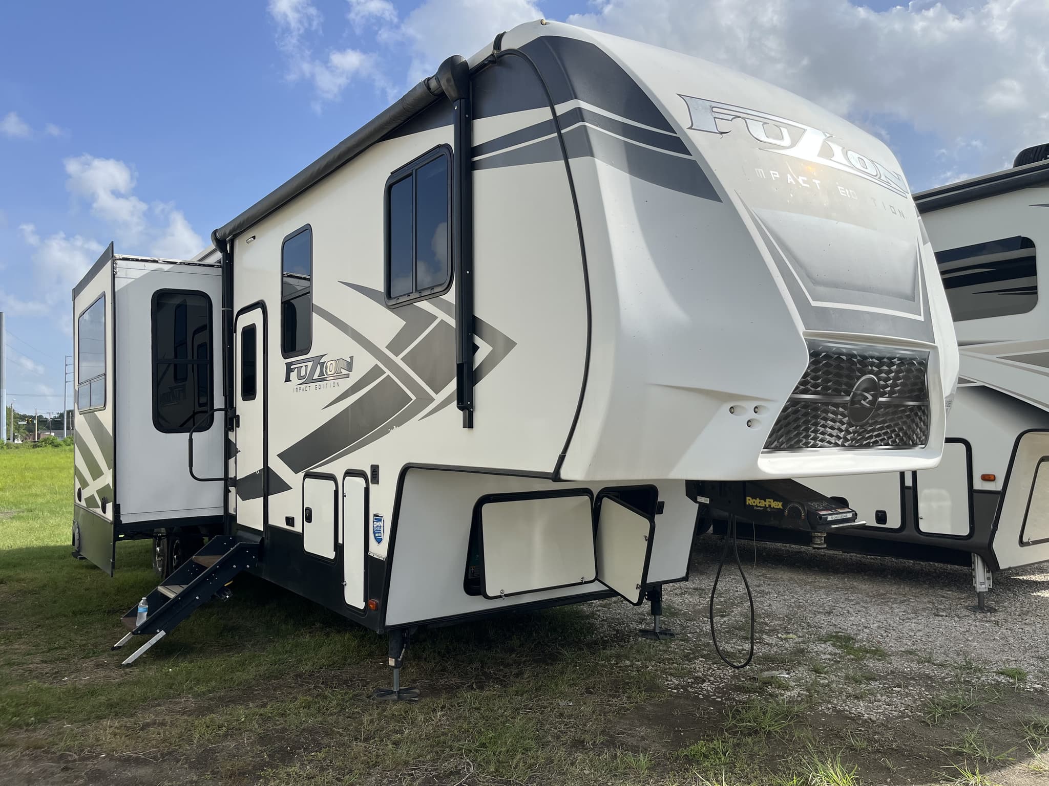 2021 Keystone Fuzion 343 hero