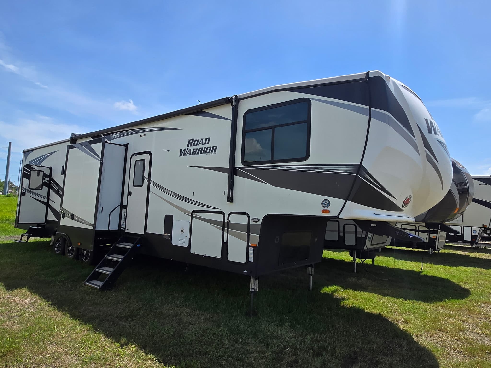2020 Heartland Road Warrior 413rw hero