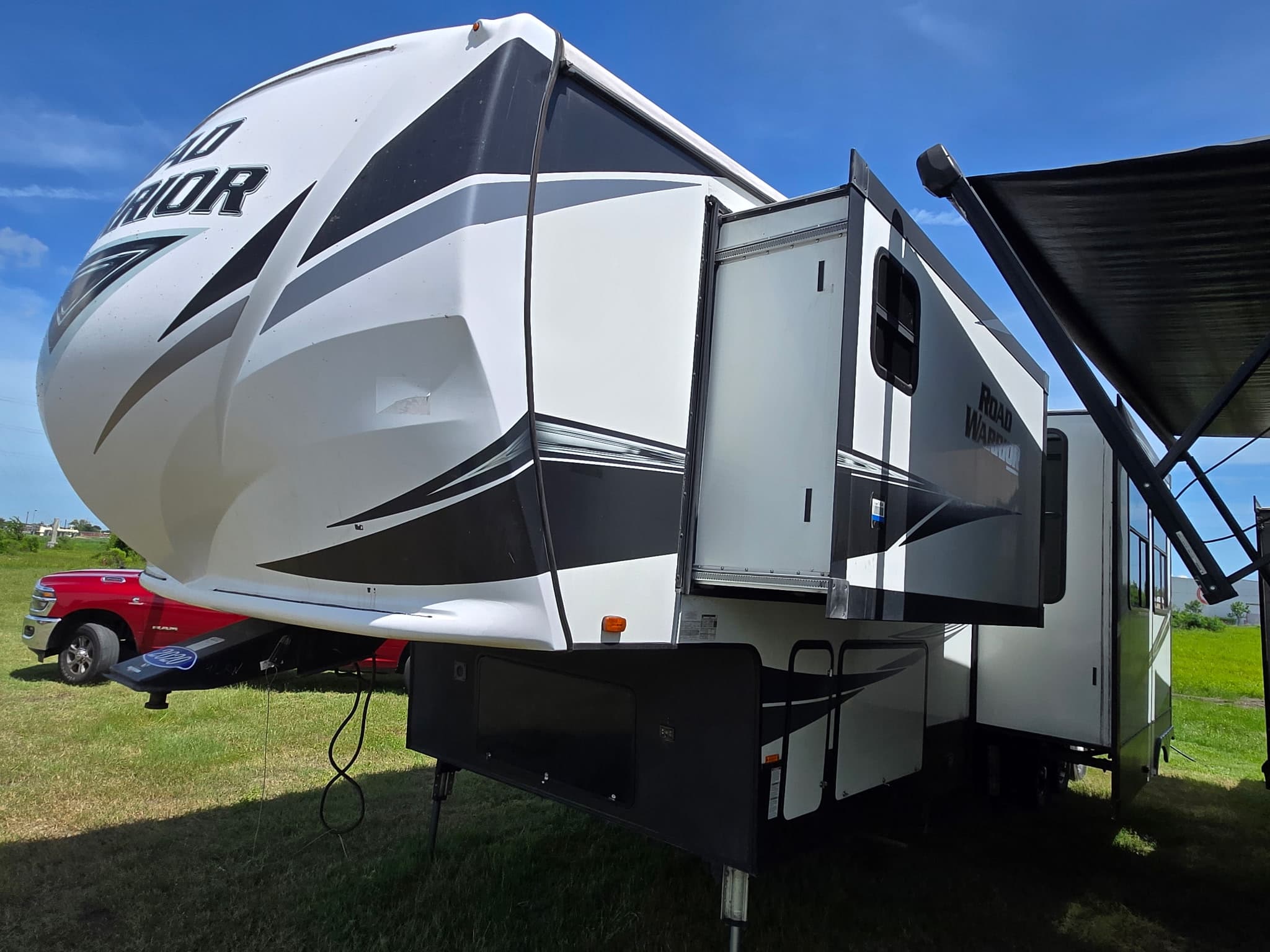 2020 Heartland Road Warrior 413rw — photo 3 of 21