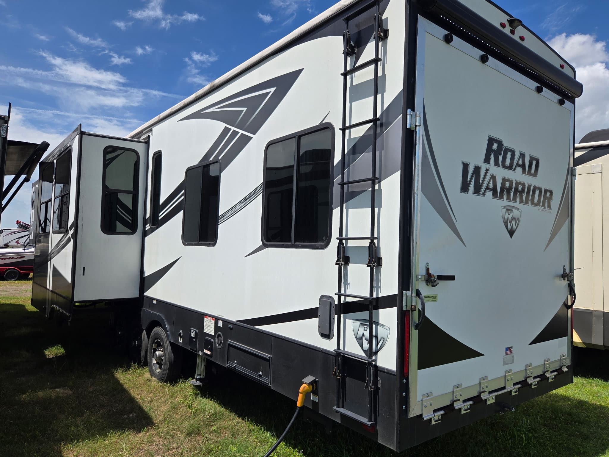 2020 Heartland Road Warrior 413rw — photo 4 of 21