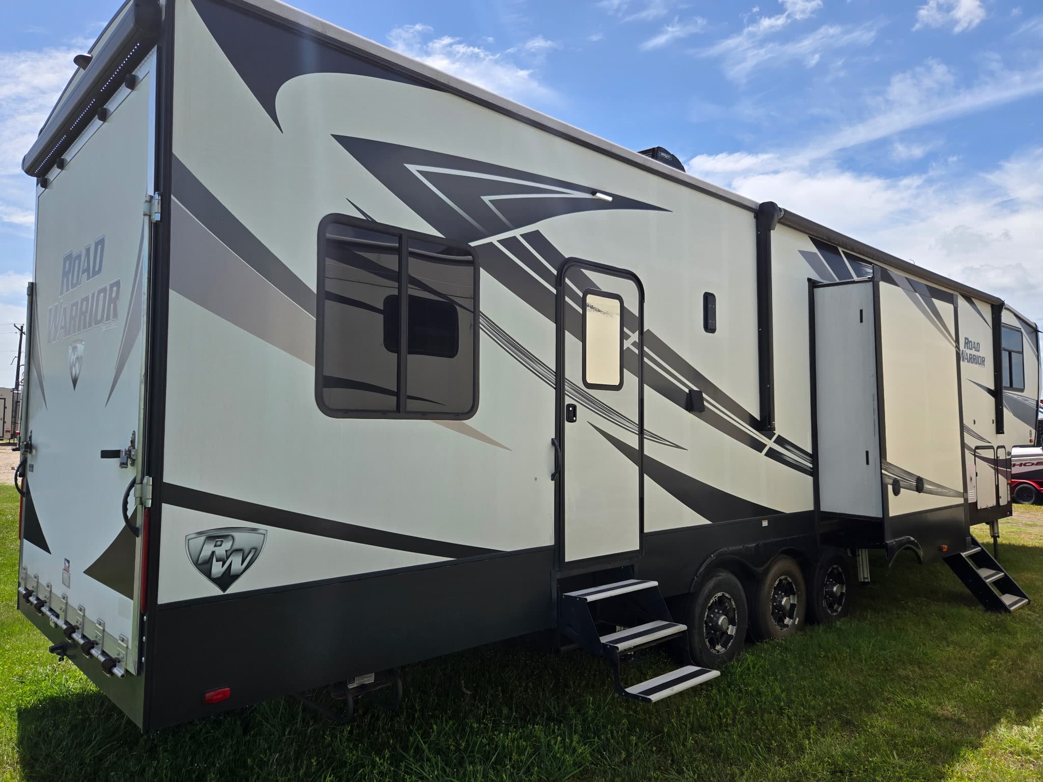 2020 Heartland Road Warrior 413rw — photo 5 of 21
