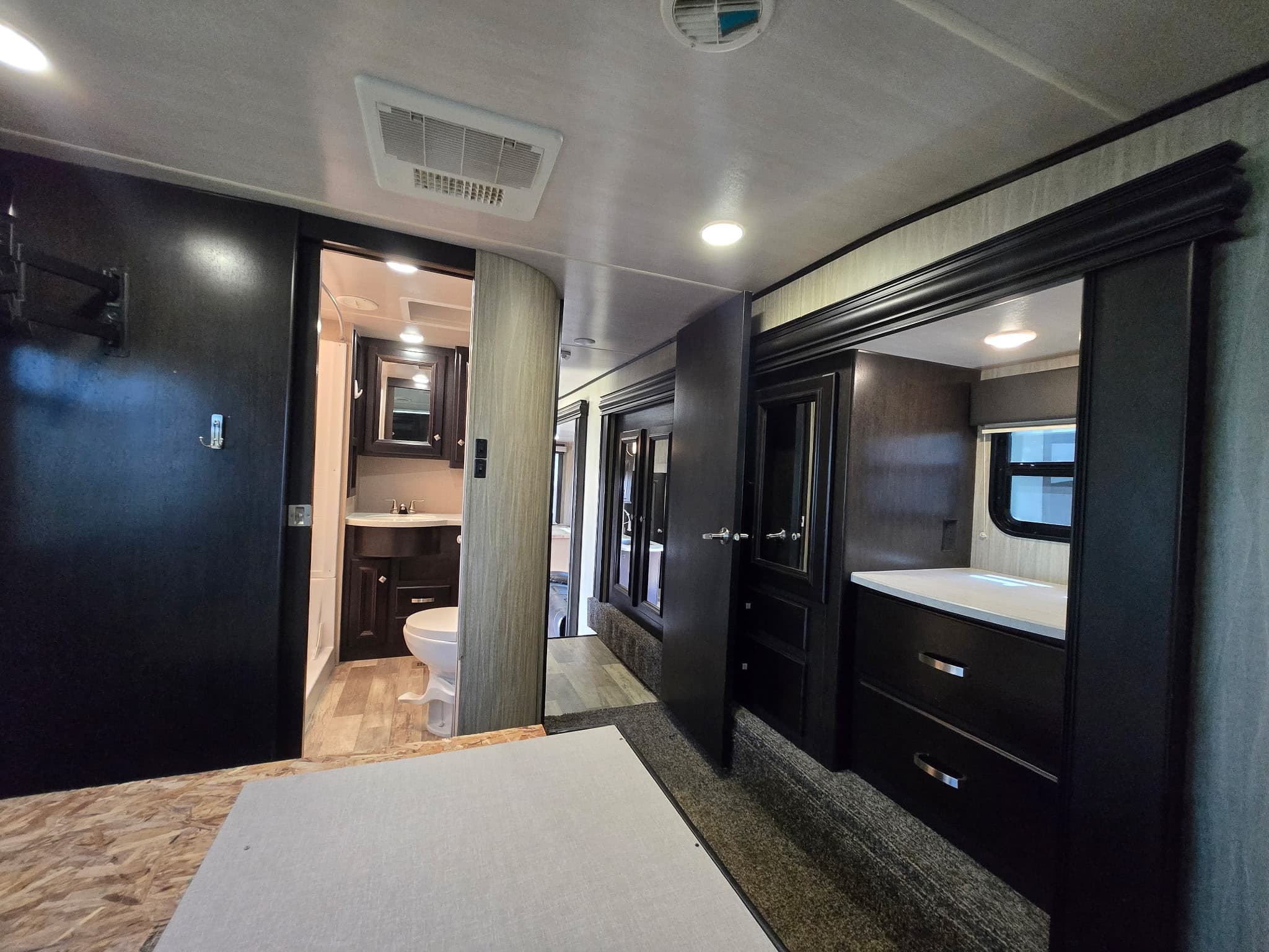 2020 Heartland Road Warrior 413rw — photo 11 of 21