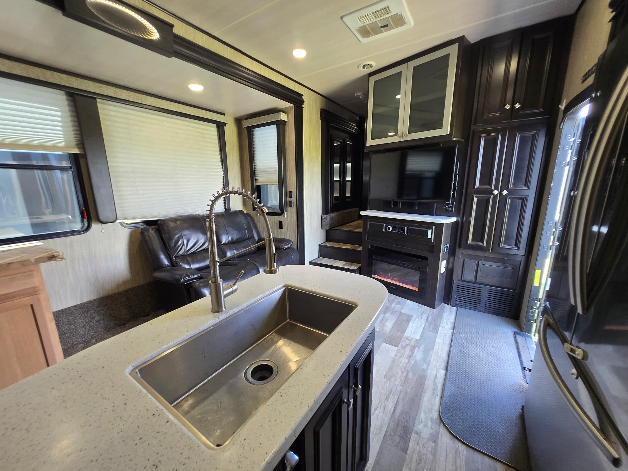 2020 Heartland Road Warrior 413rw — photo 9 of 21