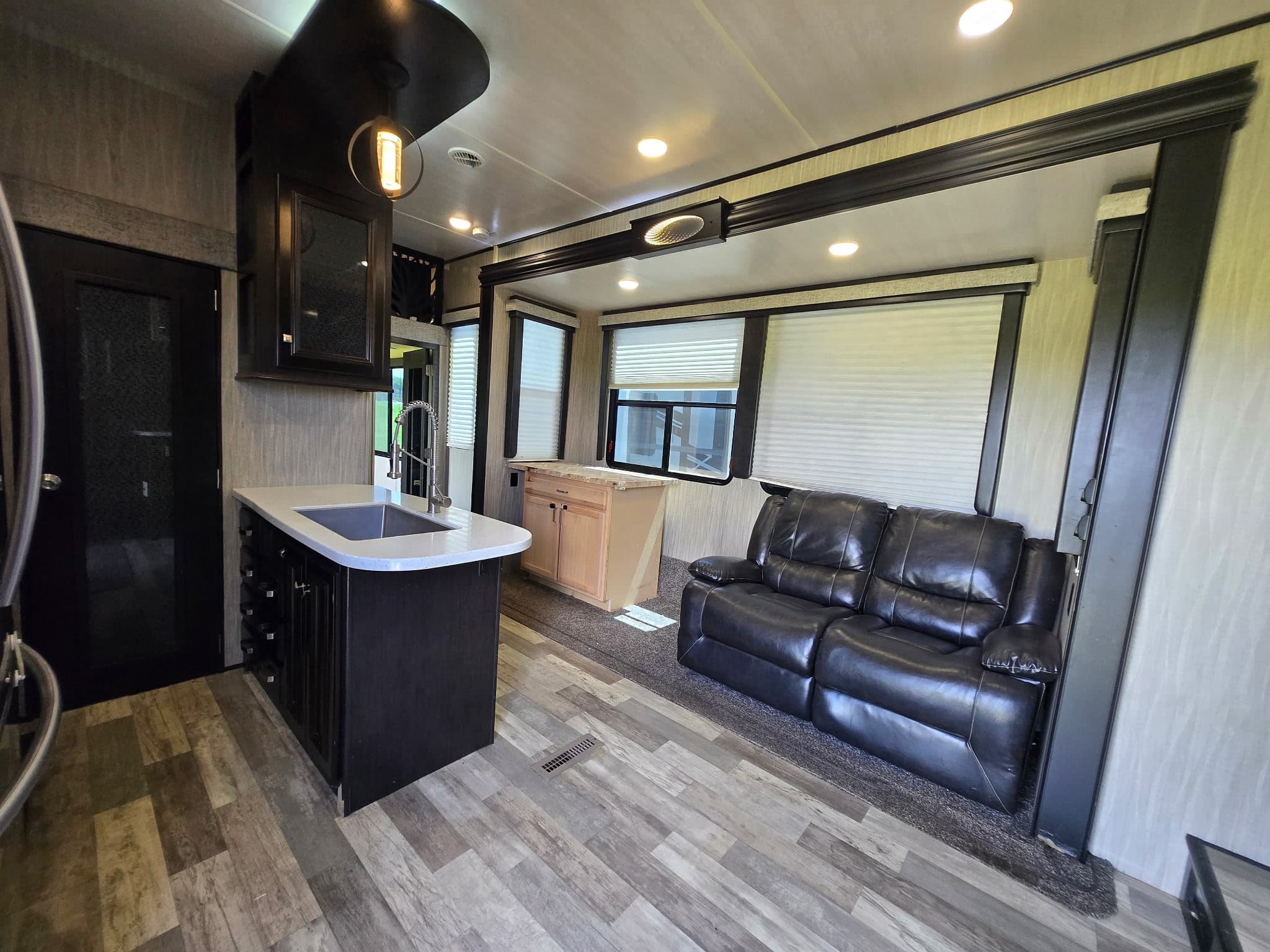 2020 Heartland Road Warrior 413rw — photo 8 of 21