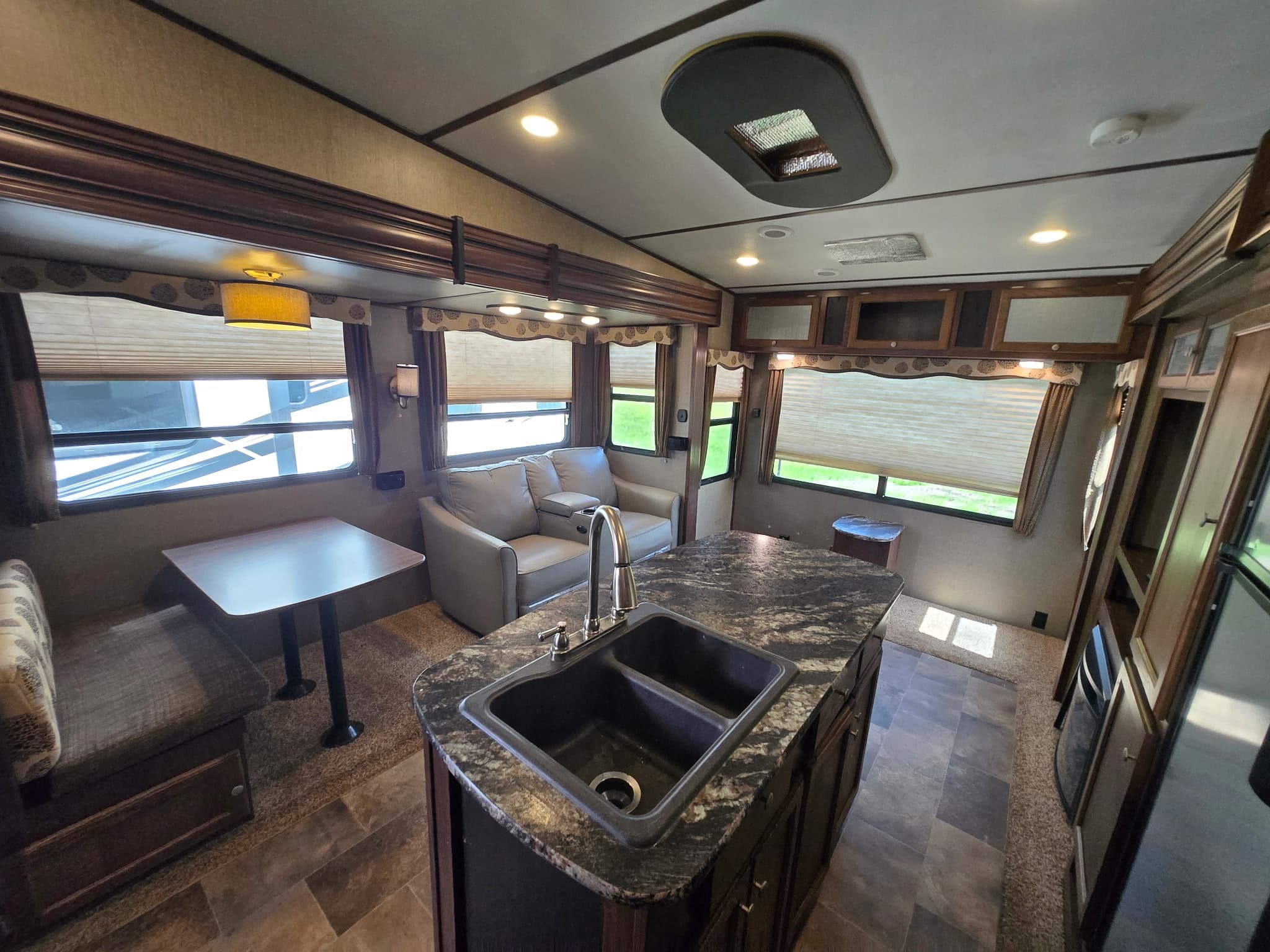 2017 Keystone Sprinter 347wflt — photo 6 of 19