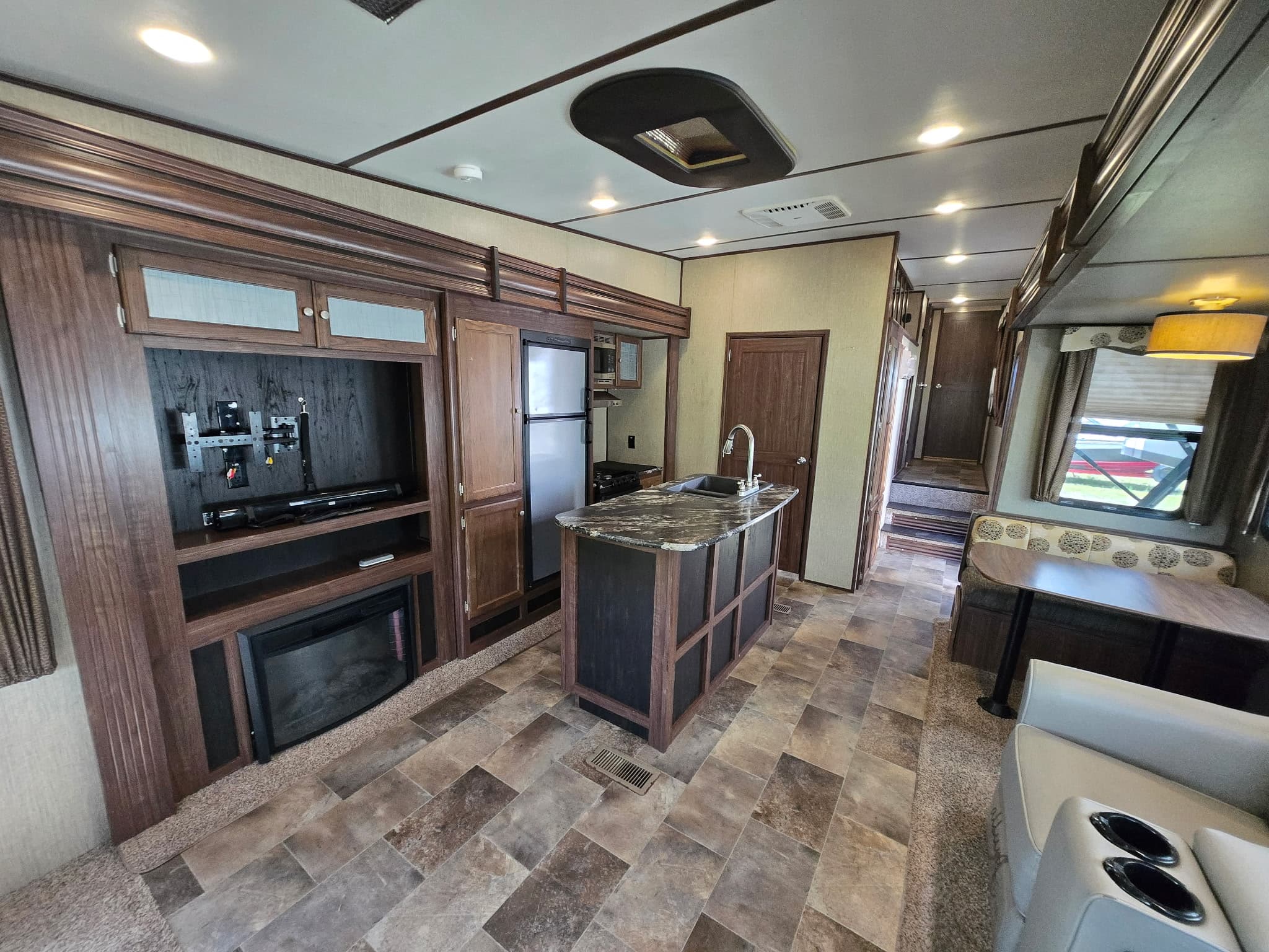 2017 Keystone Sprinter 347wflt — photo 8 of 19