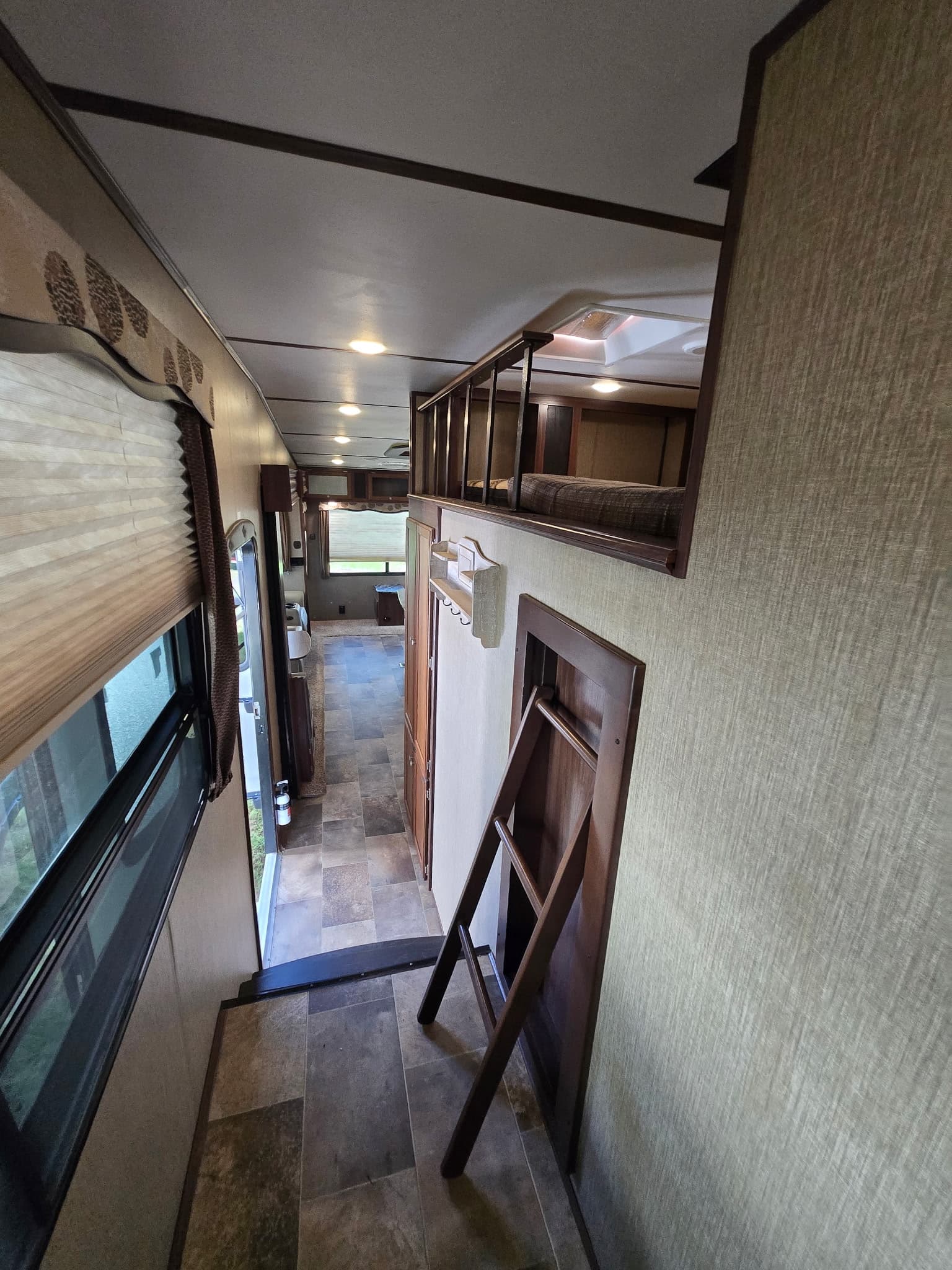 2017 Keystone Sprinter 347wflt — photo 11 of 19