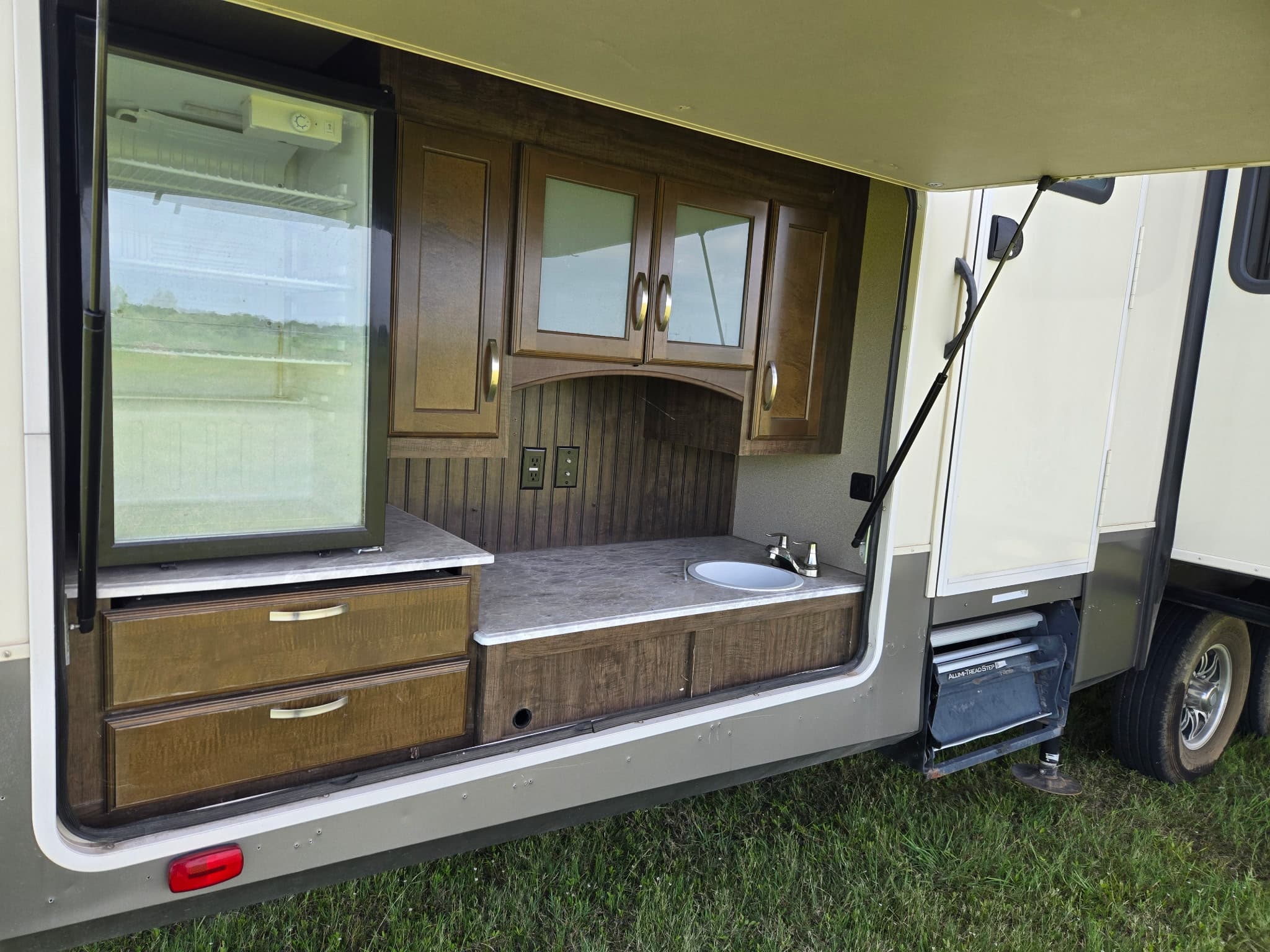 2019 Grand Design Solitude S-Class 3740BH — photo 5 of 21