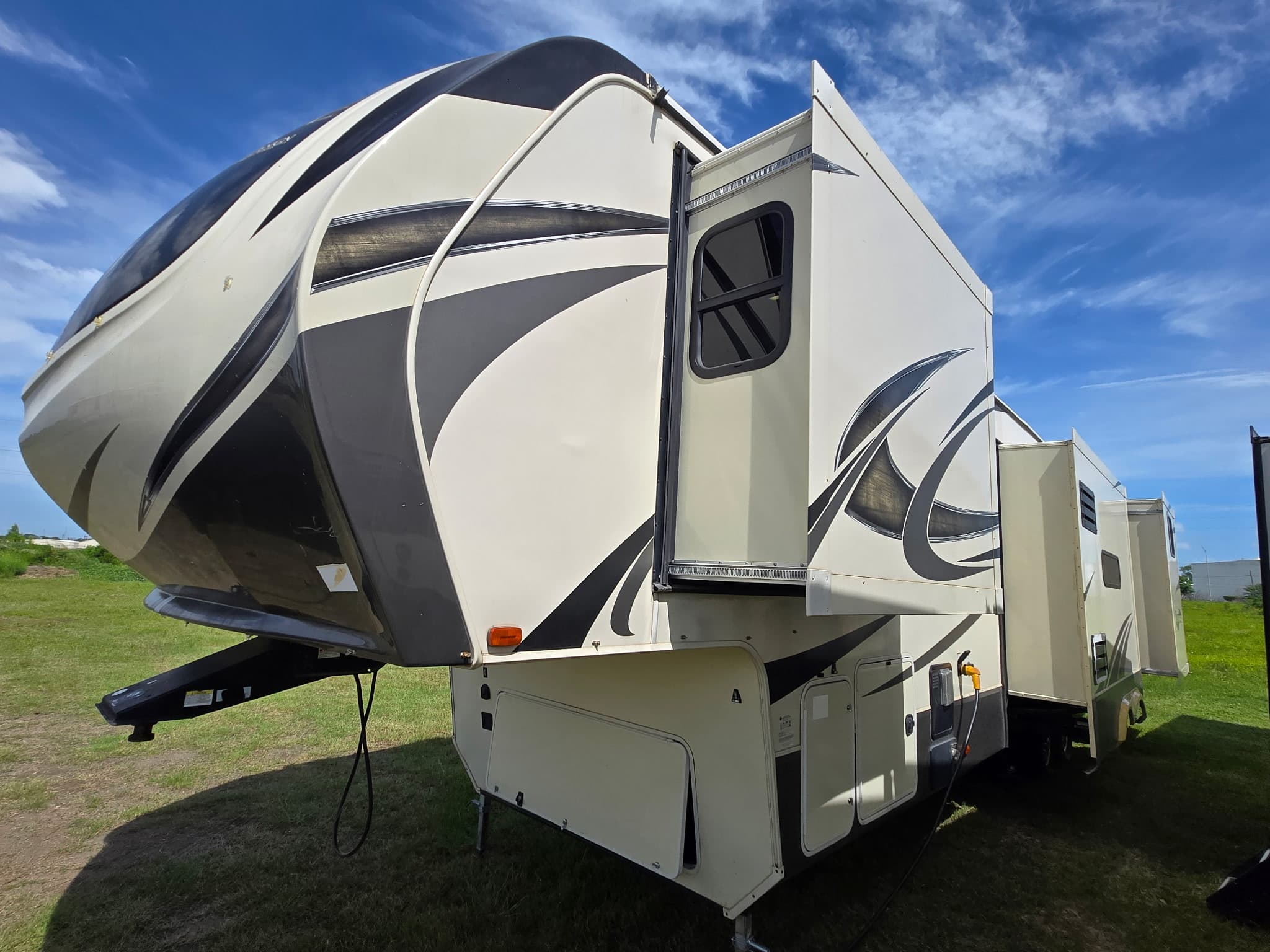 2019 Grand Design Solitude S-Class 3740BH — photo 6 of 21