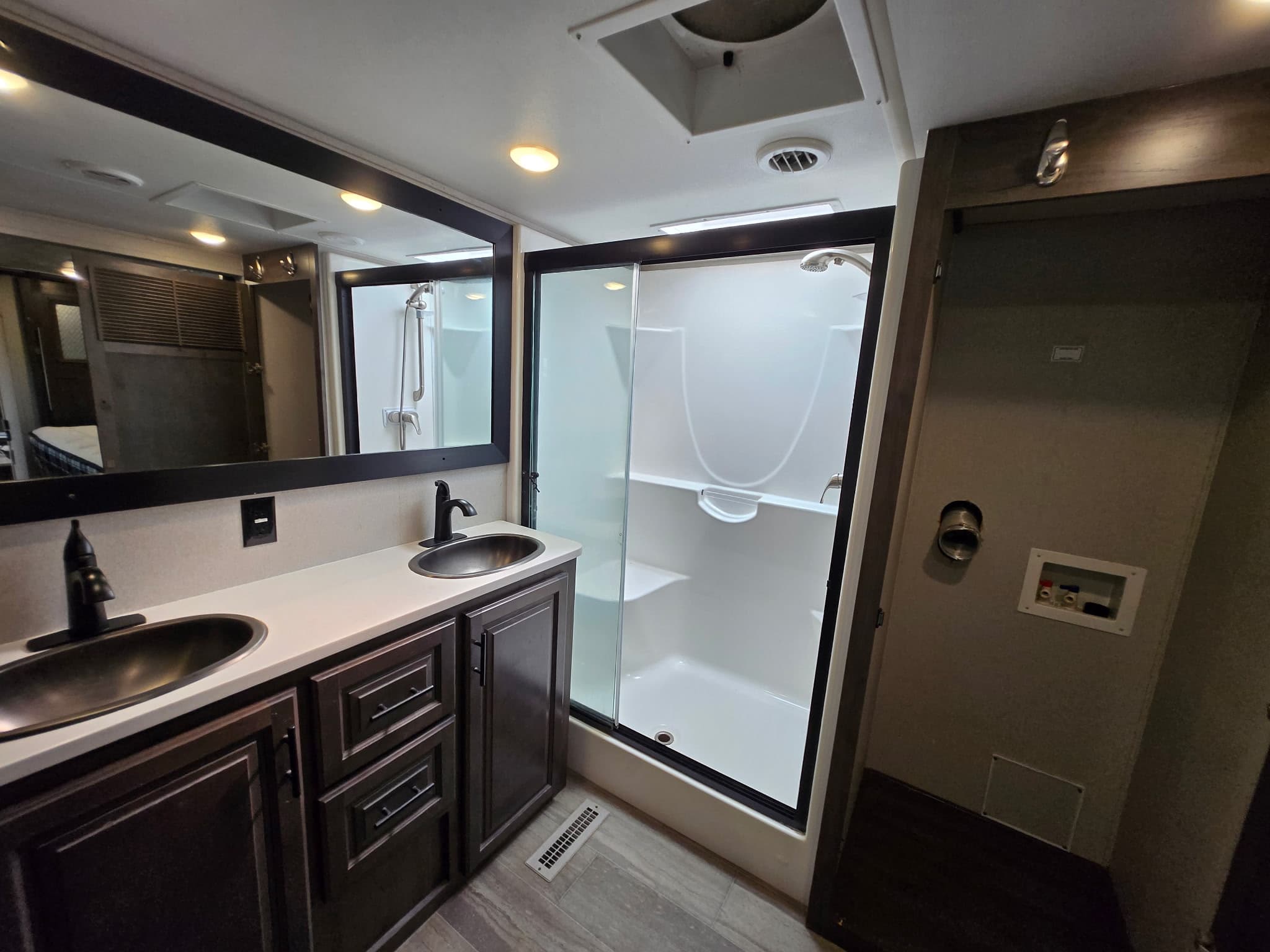 2021 Forest River Cardinal Luxury 370flx — photo 13 of 22