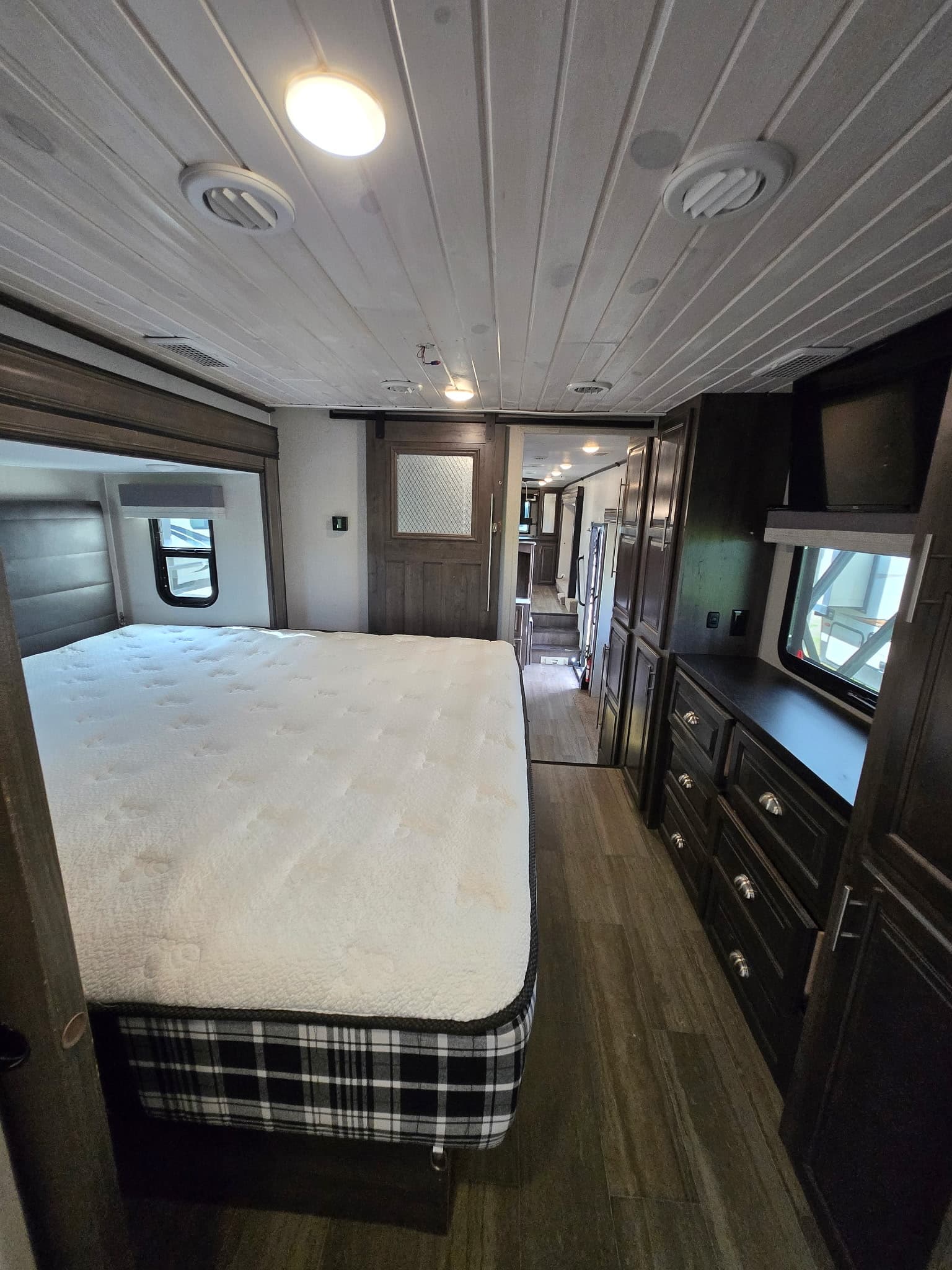 2021 Forest River Cardinal Luxury 370flx — photo 16 of 22