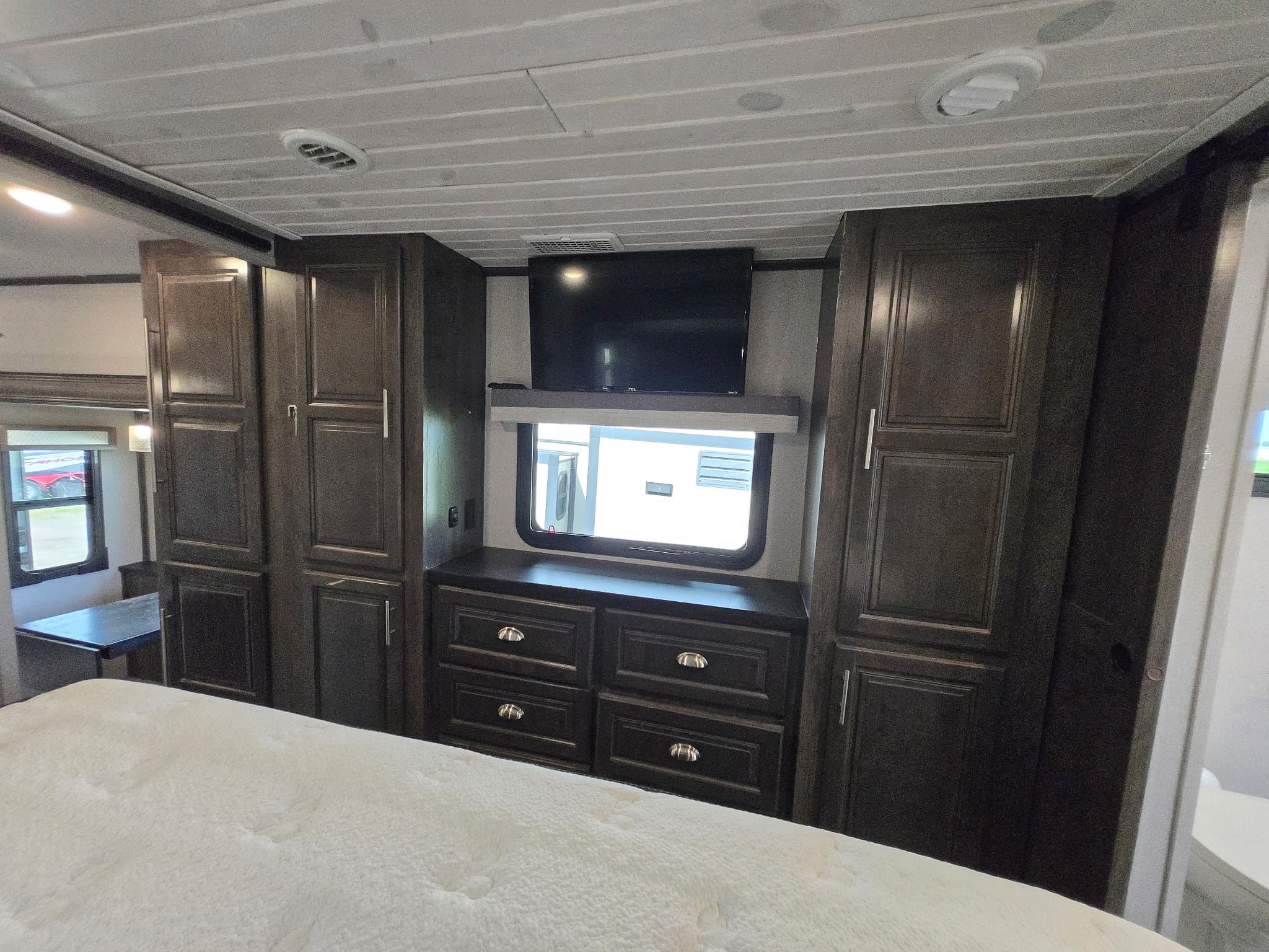 2021 Forest River Cardinal Luxury 370flx — photo 17 of 22