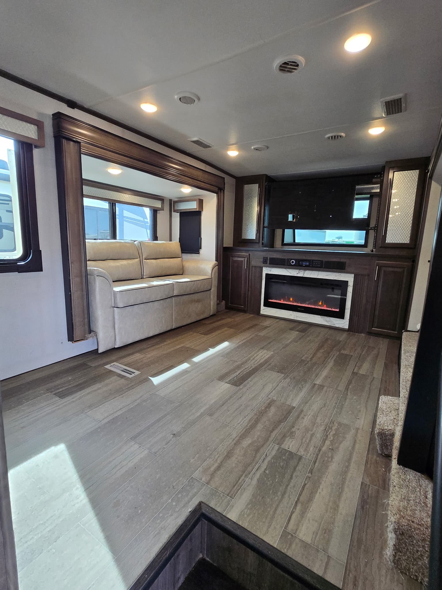 2021 Forest River Cardinal Luxury 370flx — photo 11 of 22