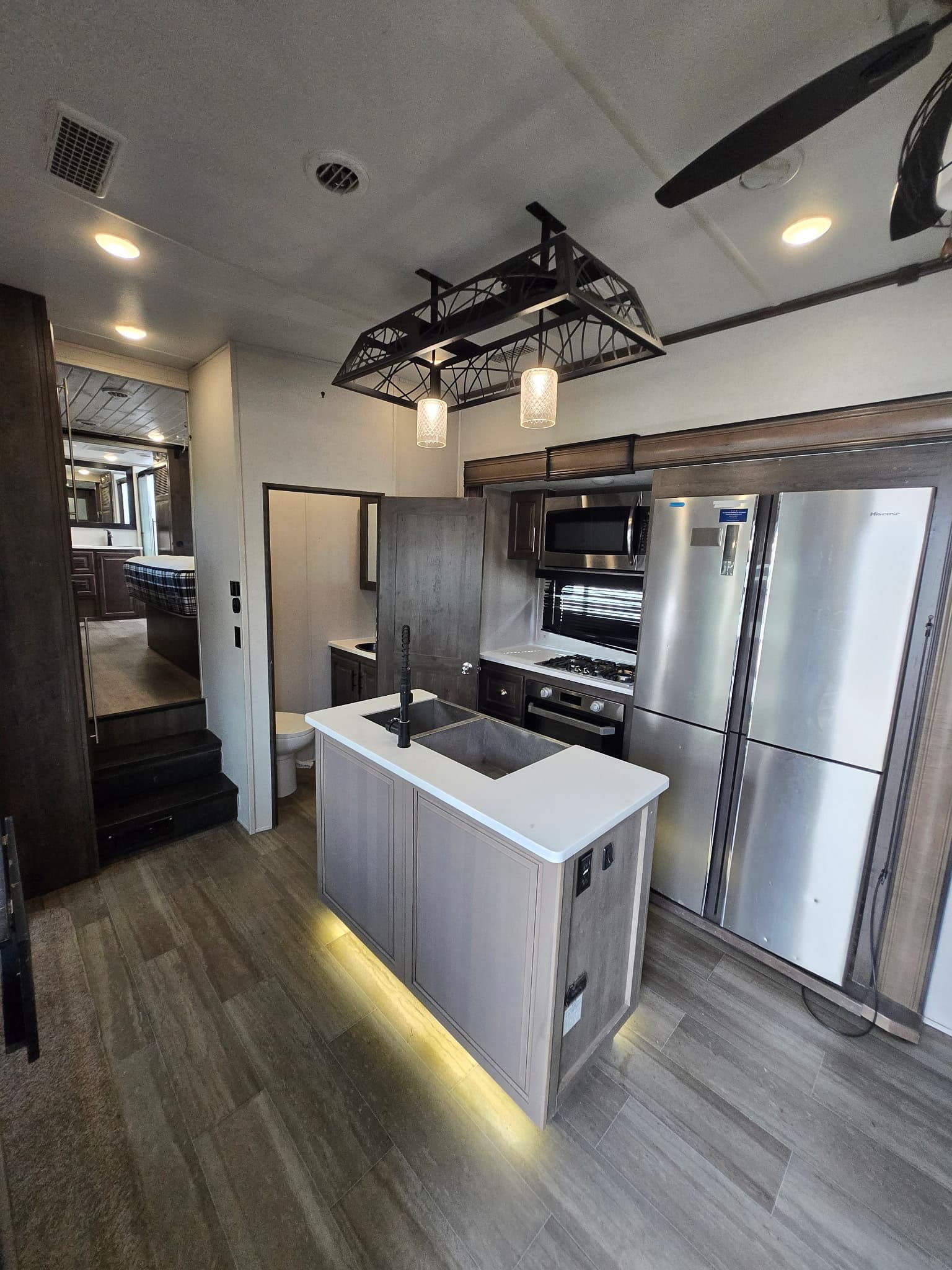 2021 Forest River Cardinal Luxury 370flx — photo 9 of 22