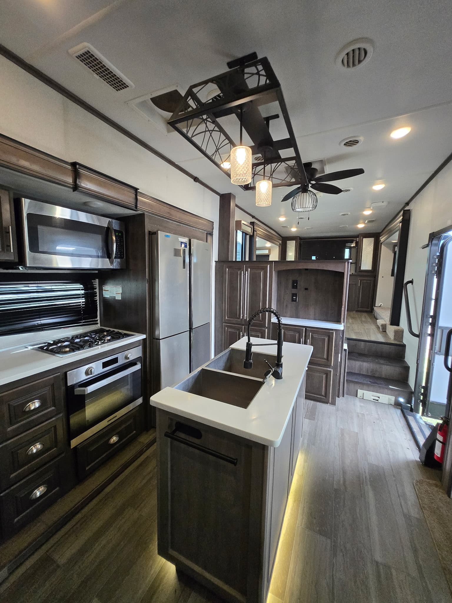 2021 Forest River Cardinal Luxury 370flx — photo 7 of 22
