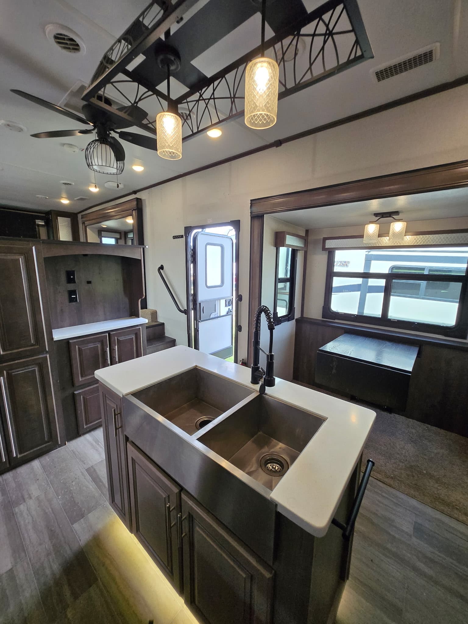 2021 Forest River Cardinal Luxury 370flx — photo 8 of 22