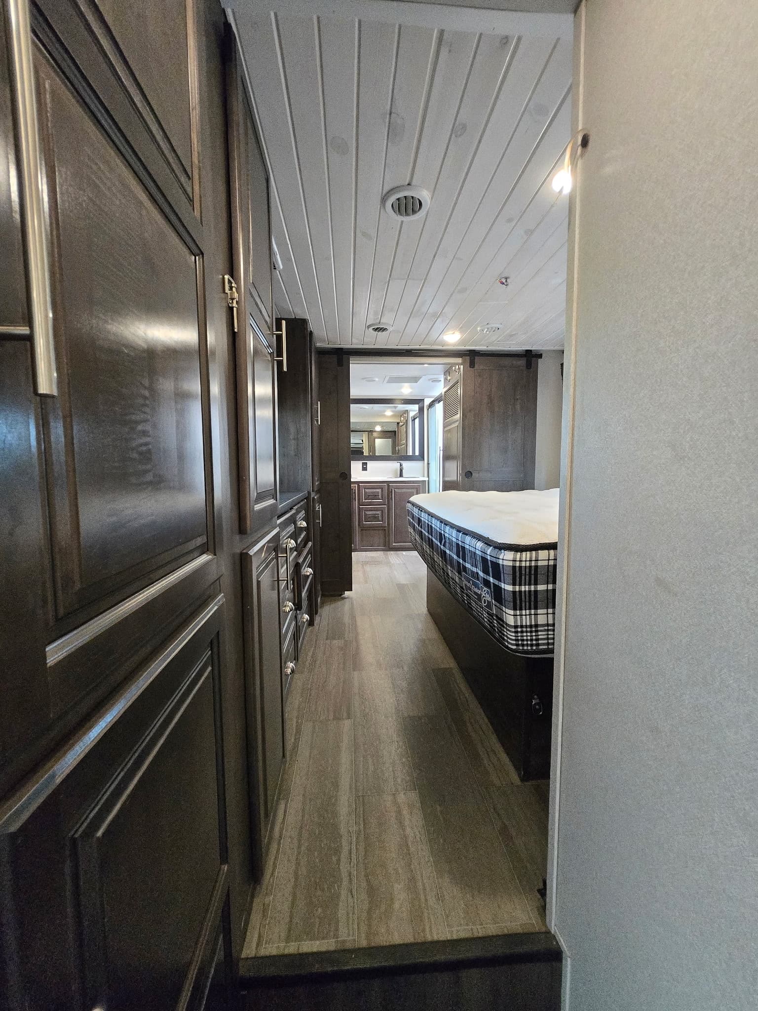 2021 Forest River Cardinal Luxury 370flx — photo 18 of 22