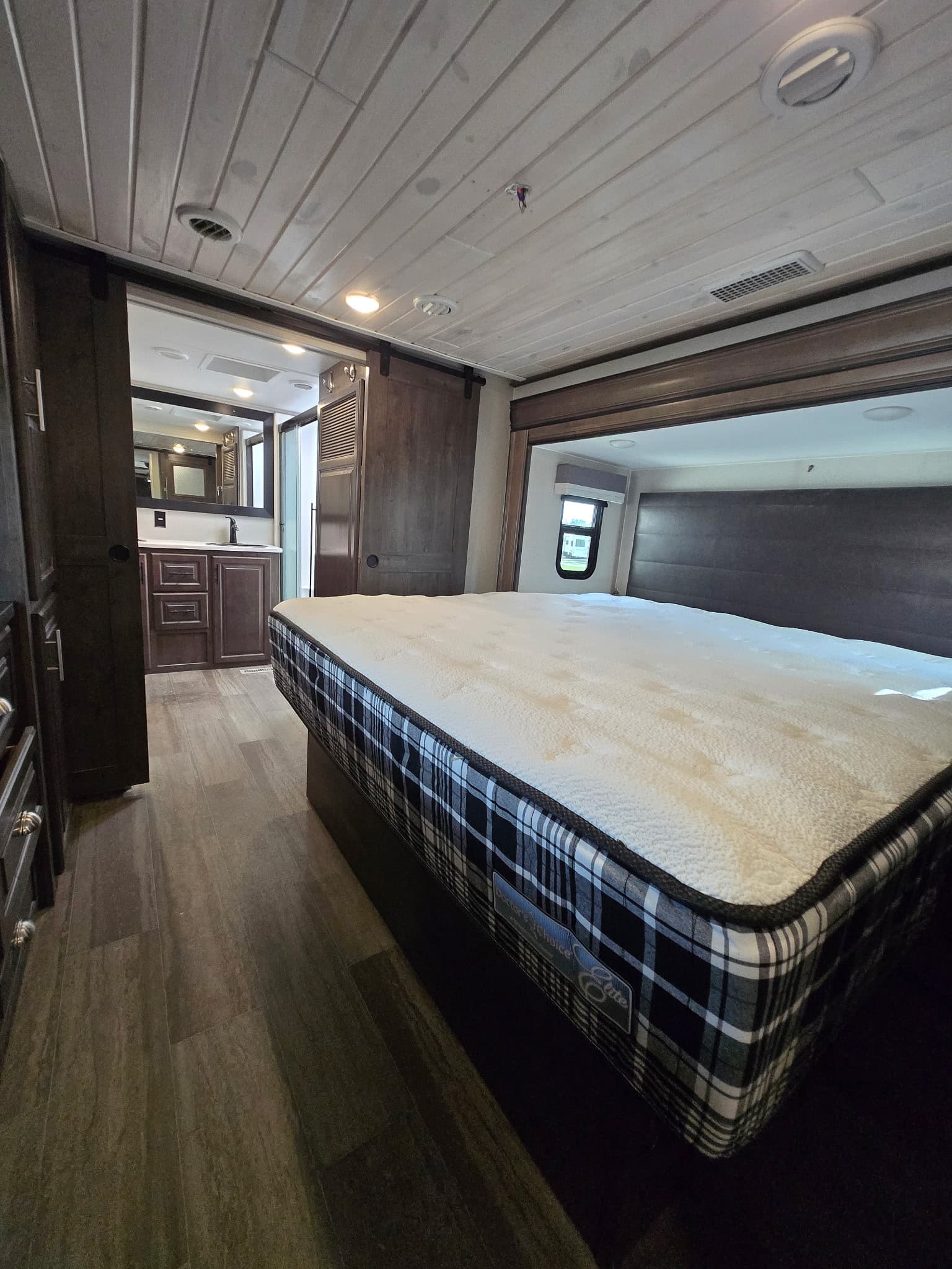 2021 Forest River Cardinal Luxury 370flx — photo 19 of 22