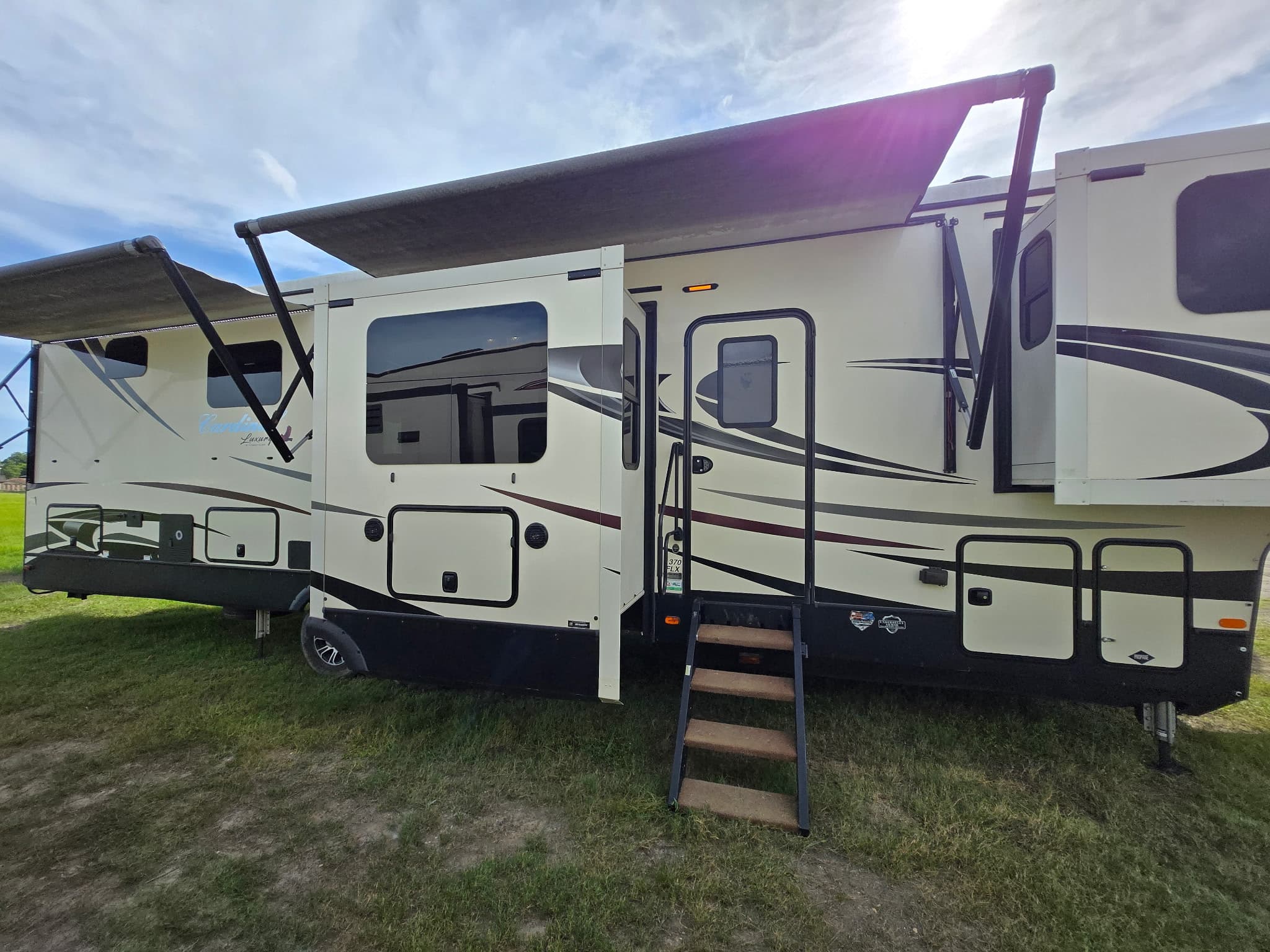 2021 Forest River Cardinal Luxury 370flx — photo 3 of 22