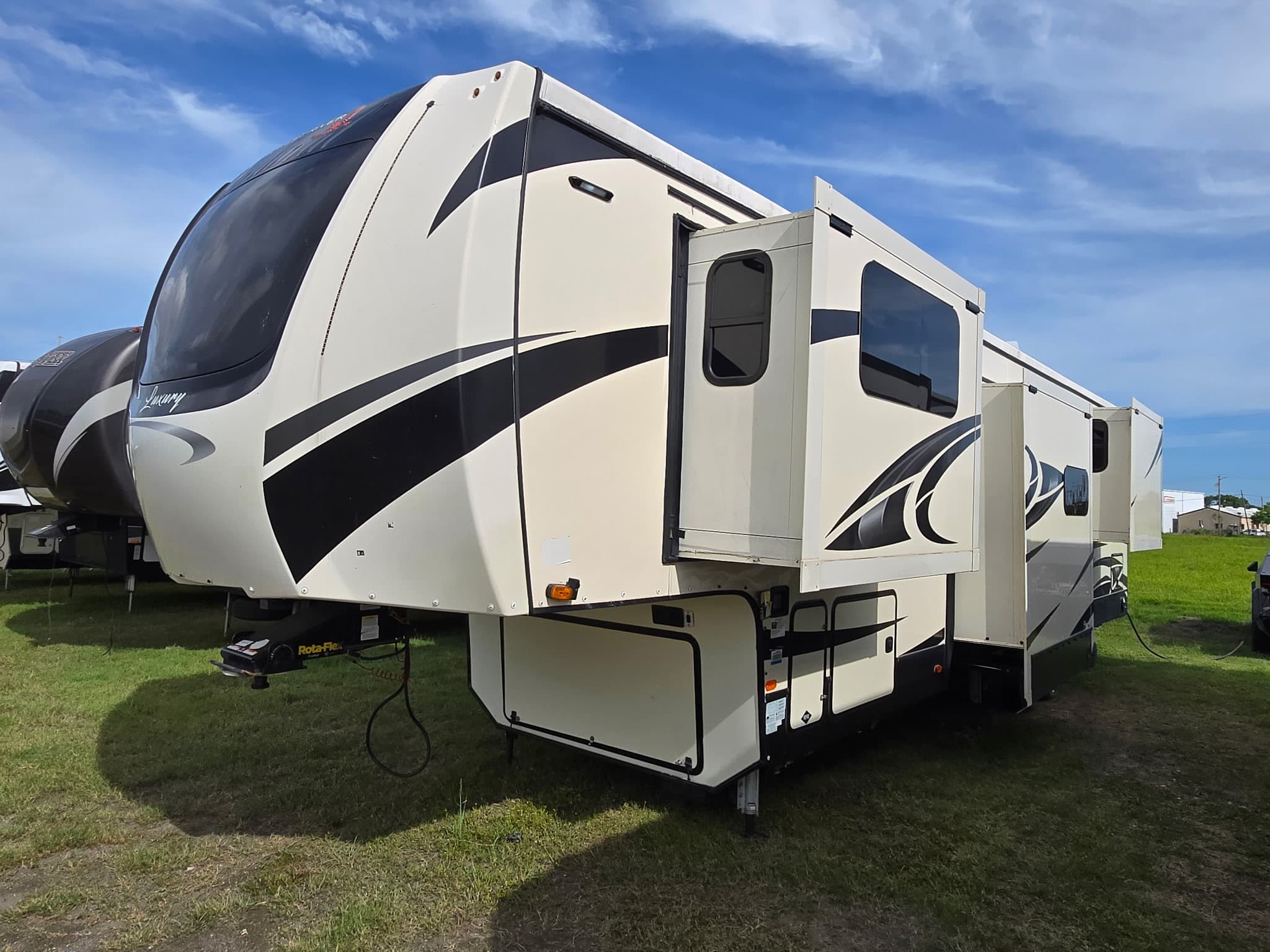 2021 Forest River Cardinal Luxury 370flx — photo 5 of 22