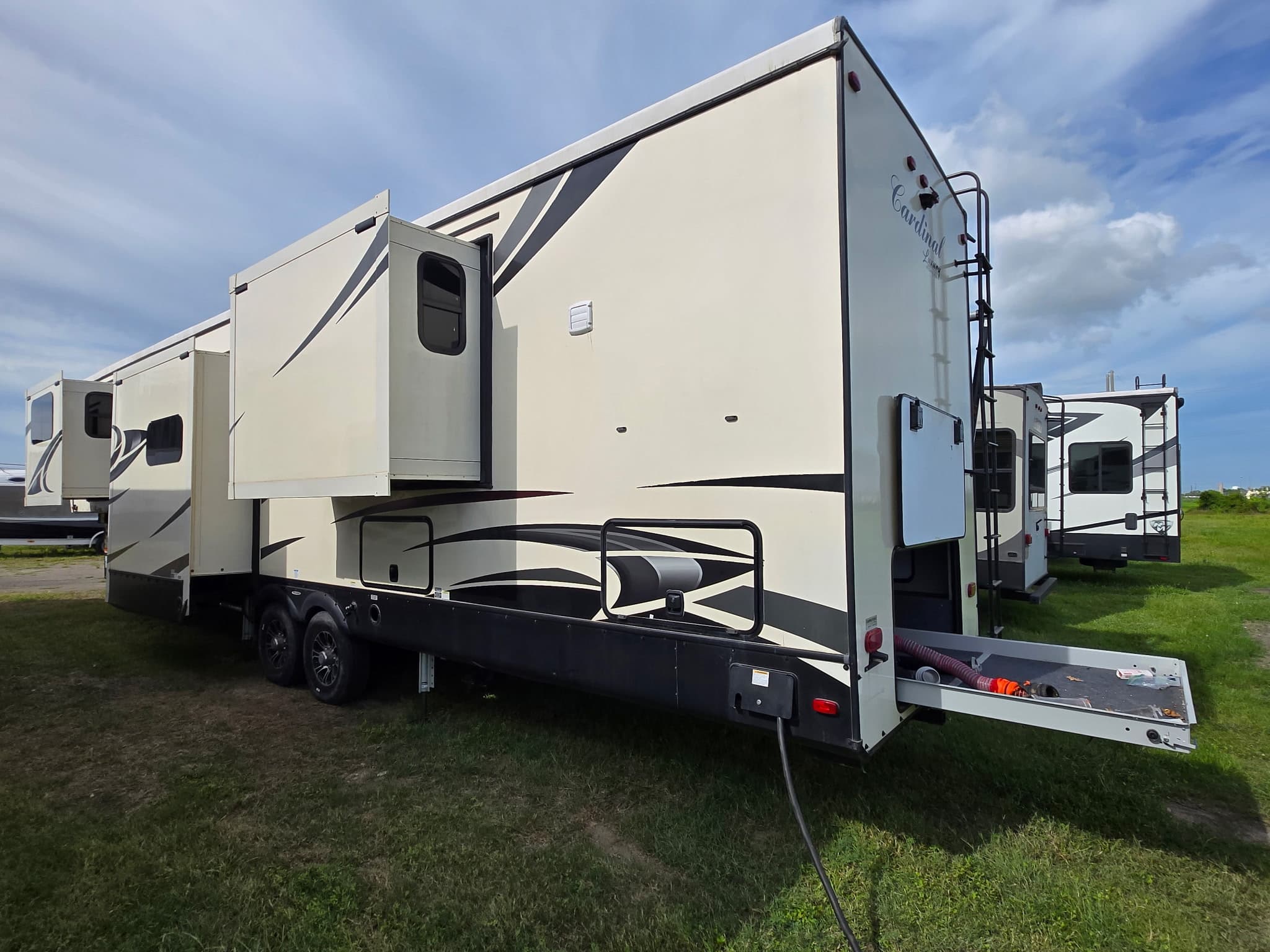 2021 Forest River Cardinal Luxury 370flx — photo 6 of 22