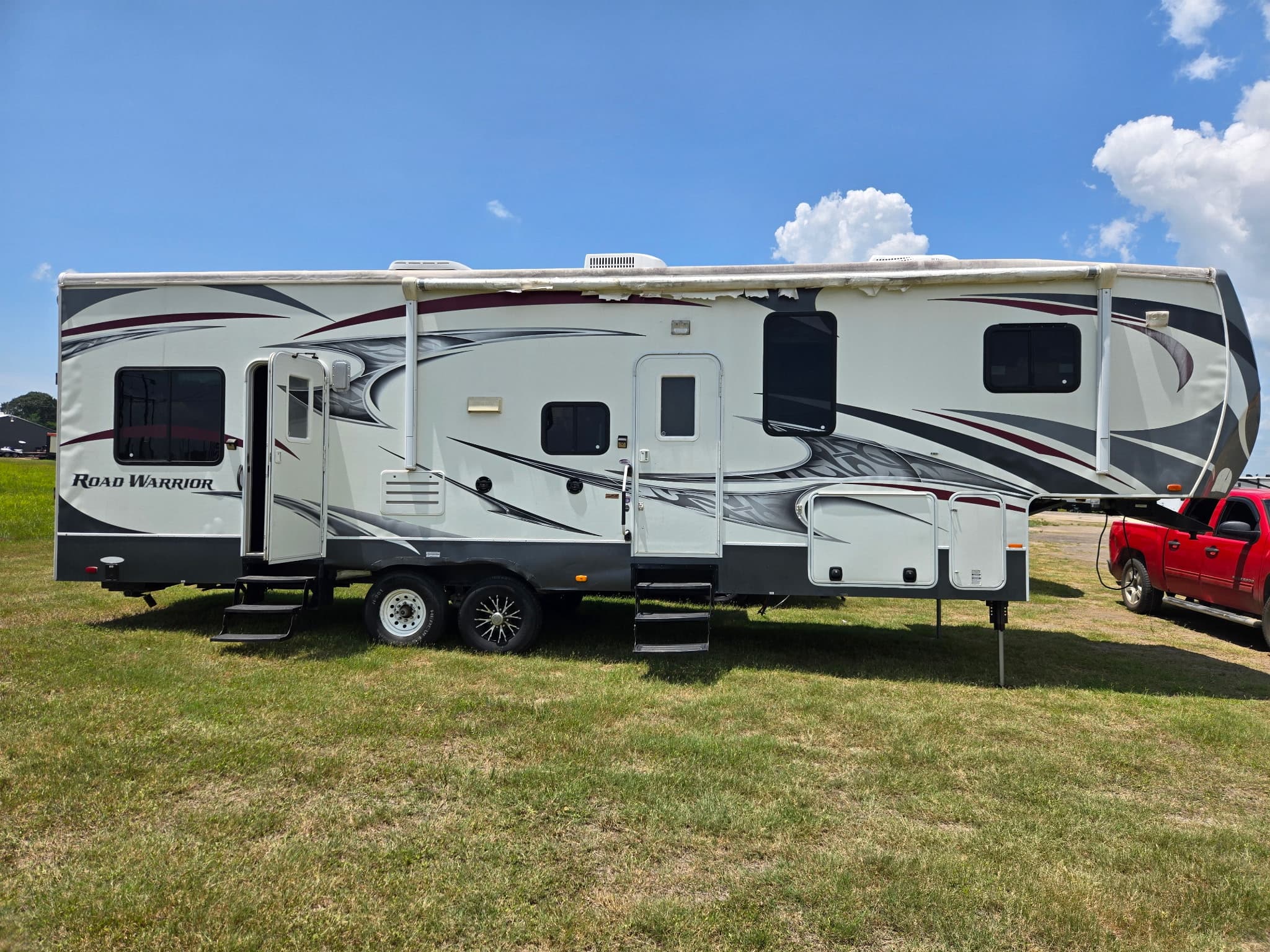 2013 Heartland Road Warrior 305 gallery 2