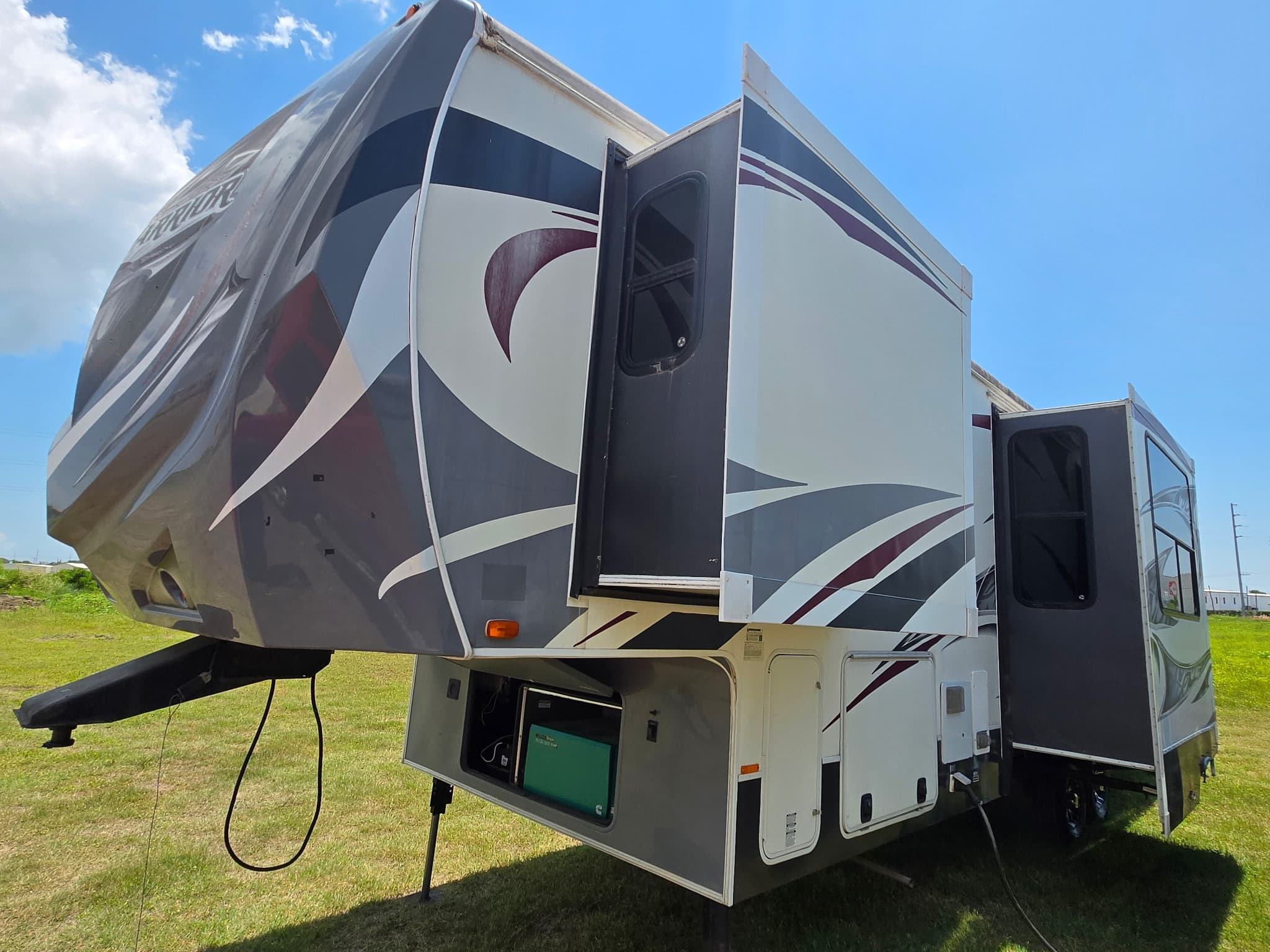 2013 Heartland Road Warrior 305 — photo 4 of 23