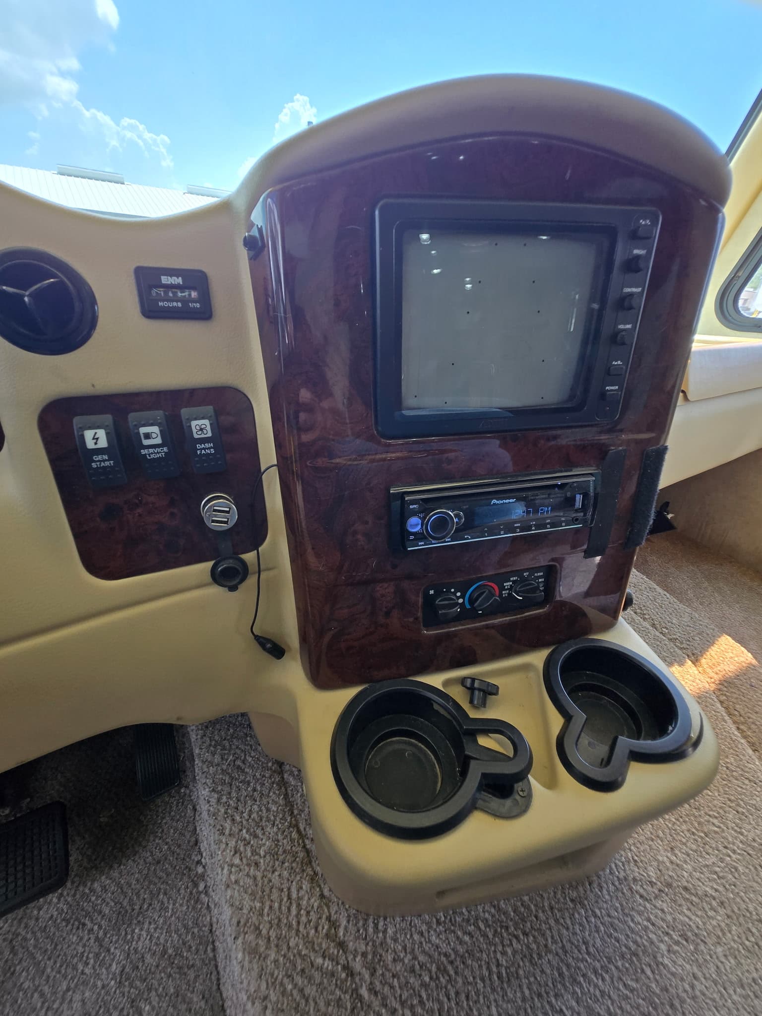 2008 Damon Challenger 355 — photo 8 of 26