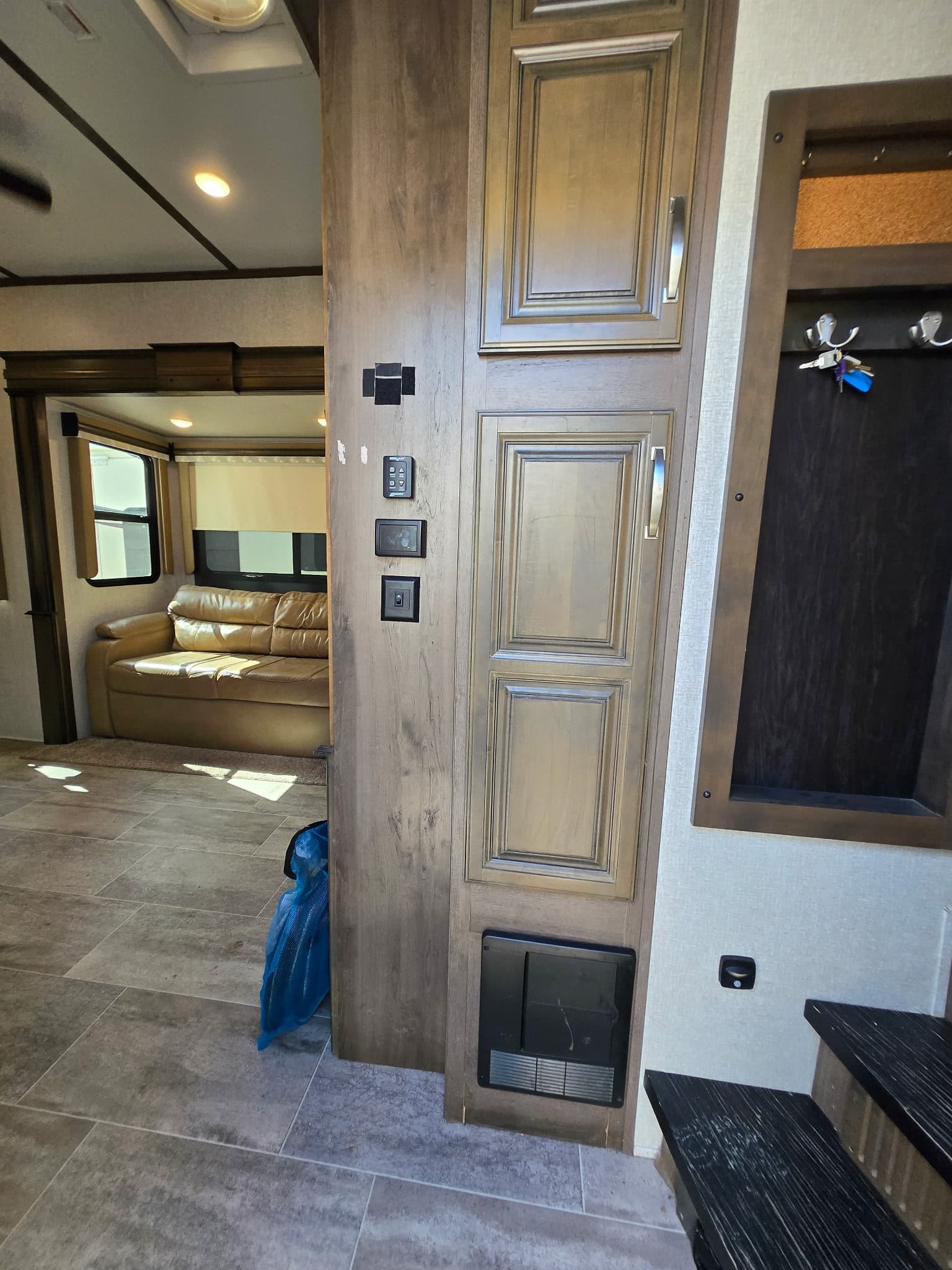 2019 Keystone Montana 3701LK — photo 8 of 18