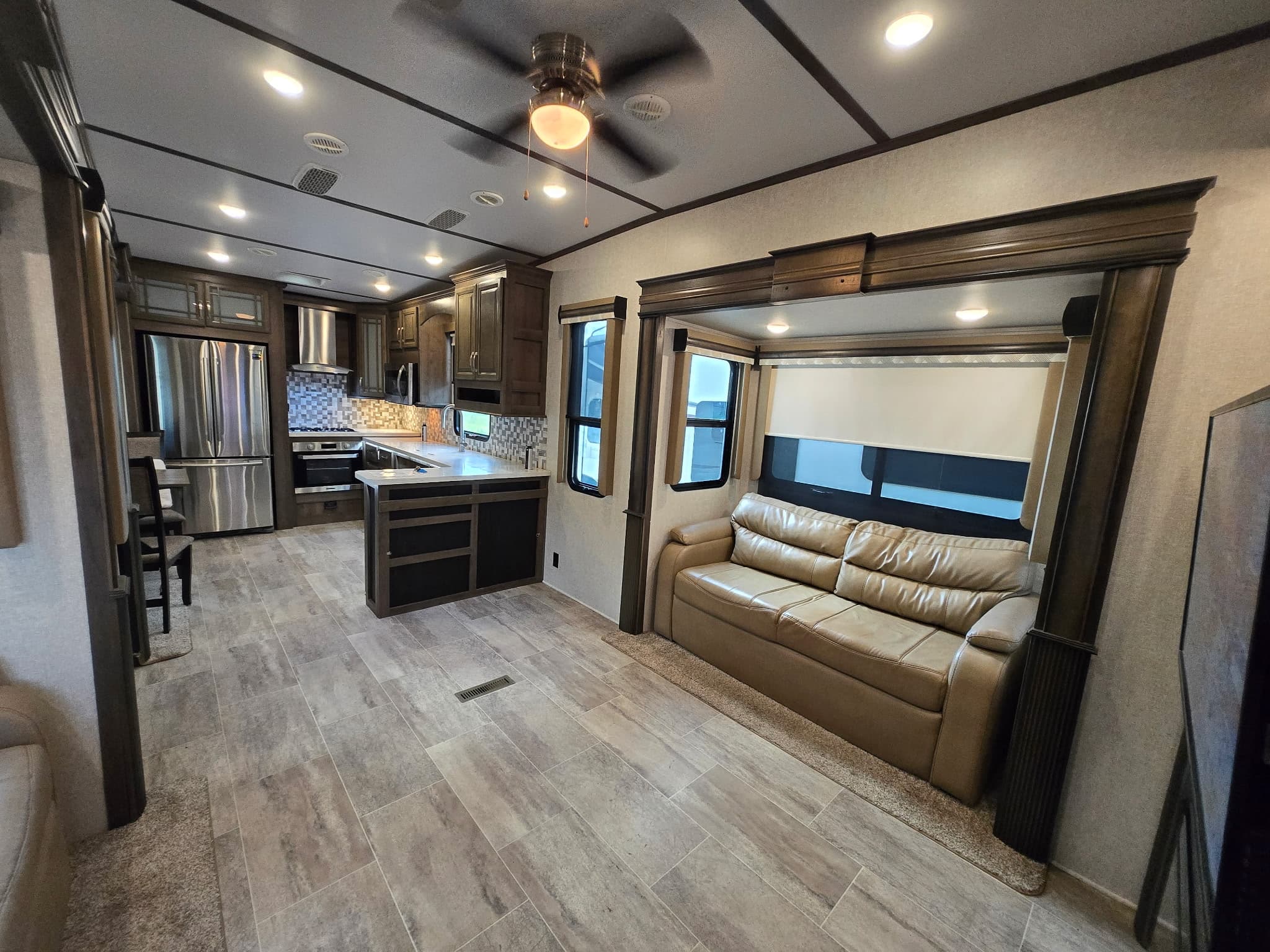 2019 Keystone Montana 3701LK — photo 4 of 18
