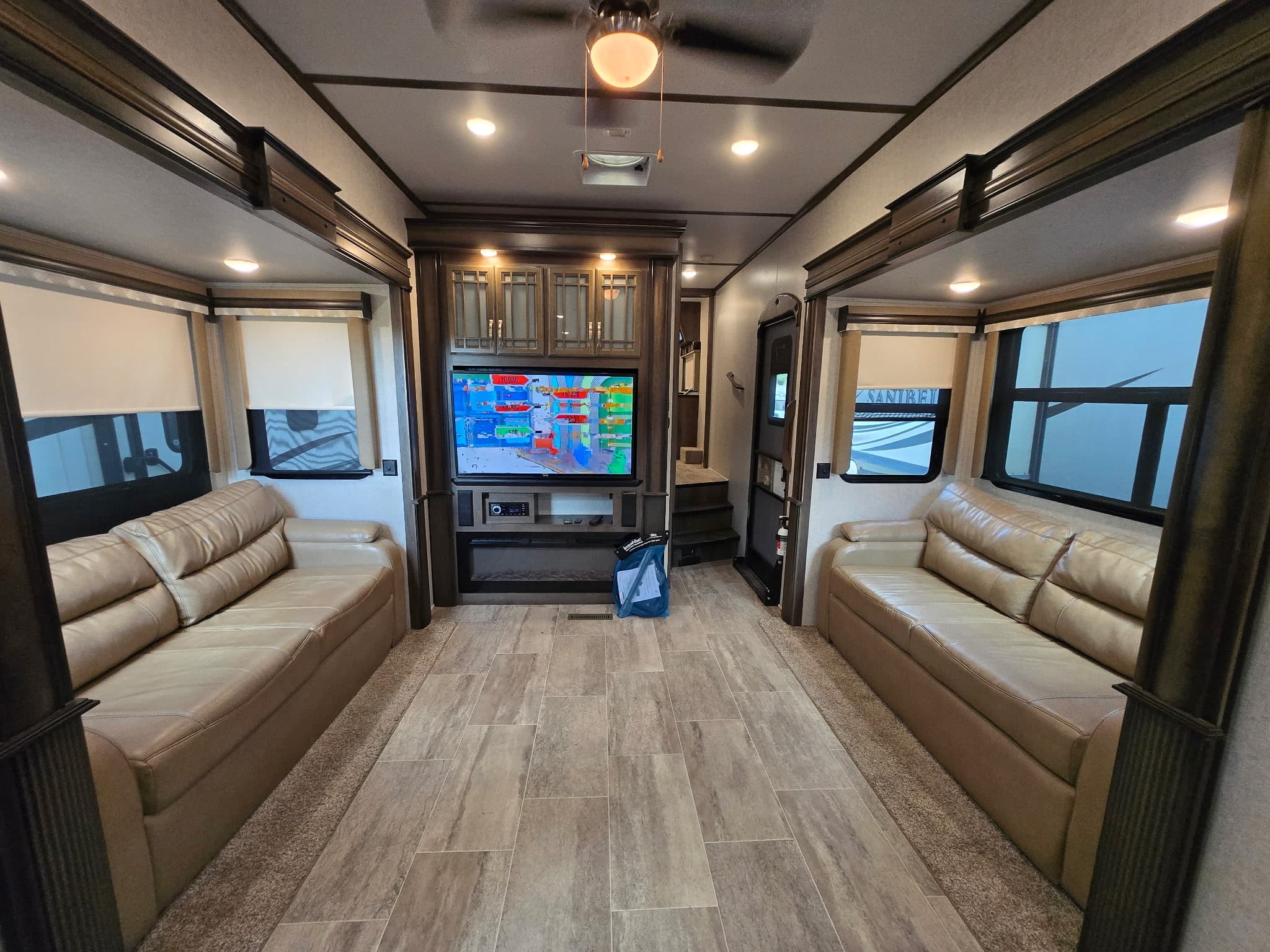 2019 Keystone Montana 3701LK — photo 5 of 18