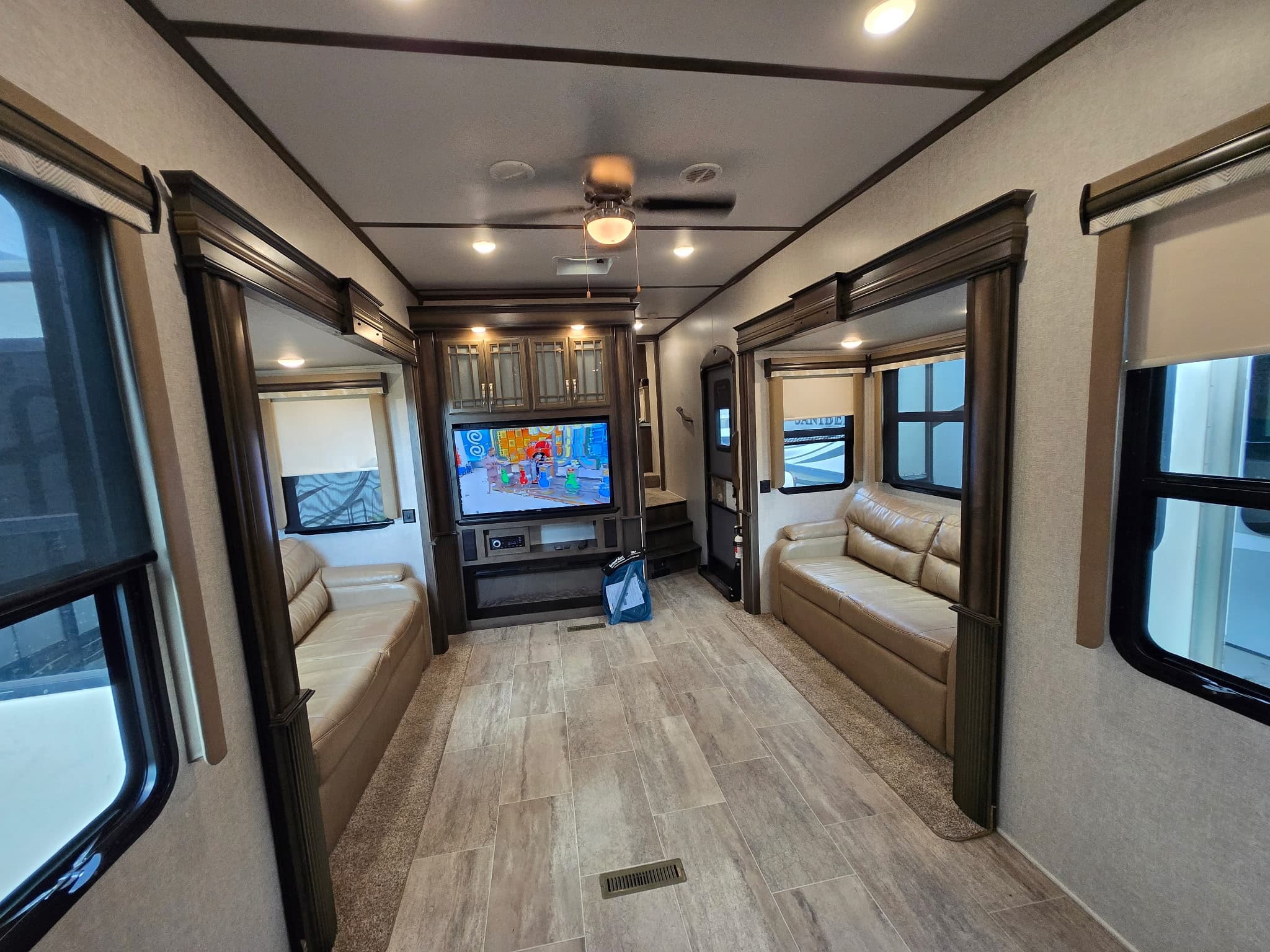 2019 Keystone Montana 3701LK — photo 6 of 18